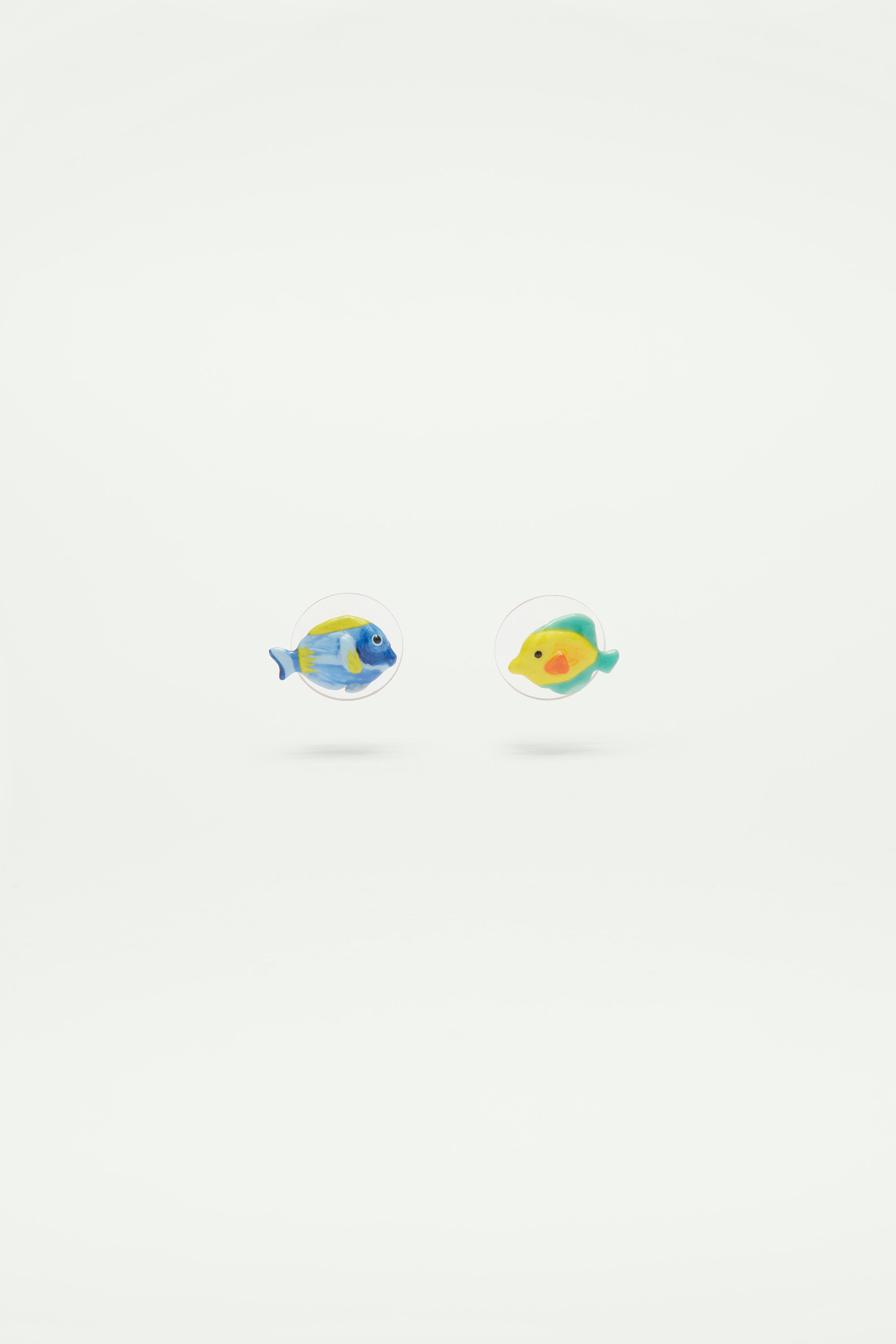 Boucles d'oreilles tiges asymétriques poisson bleu et poisson jaune
