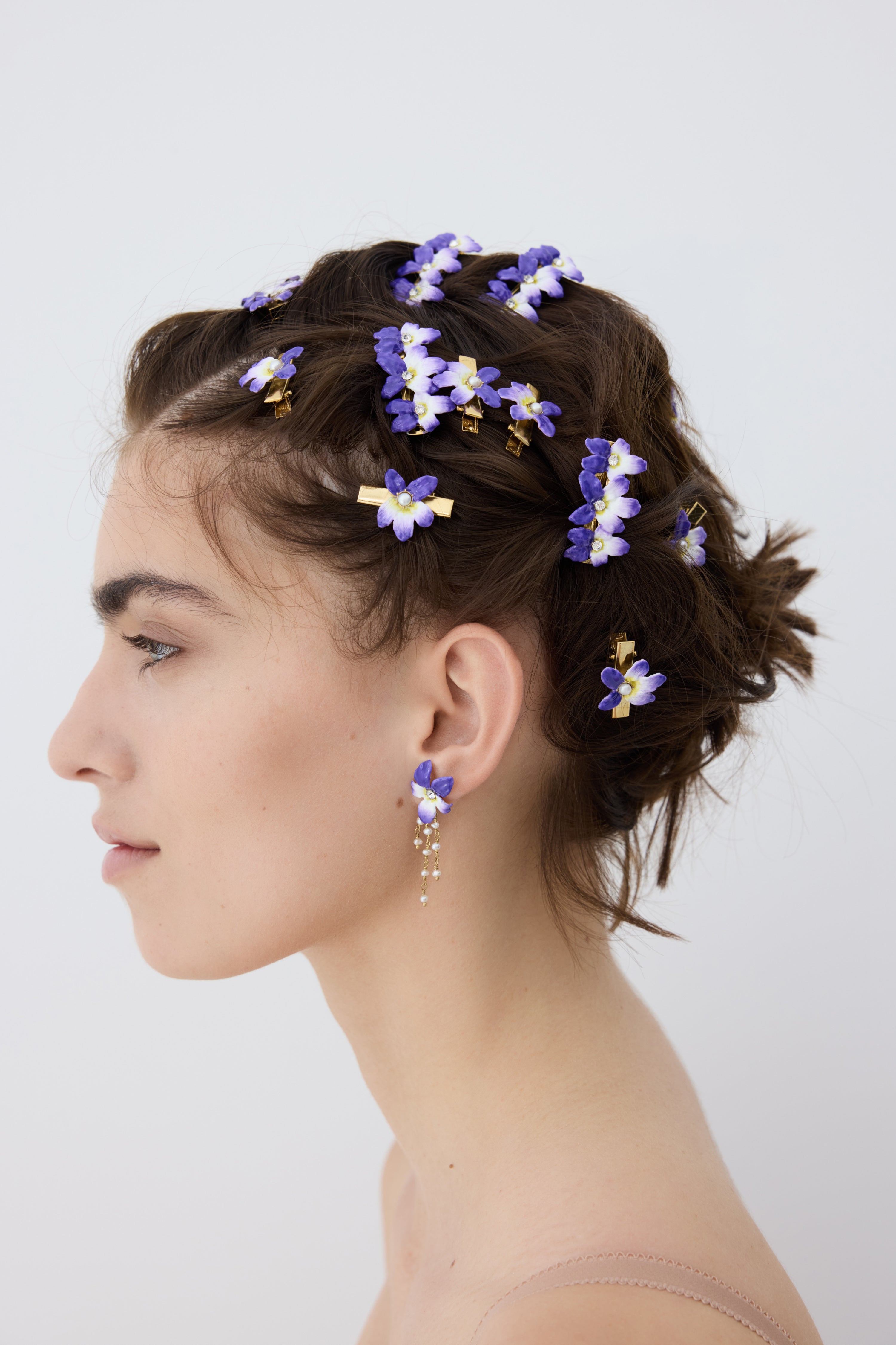 Boucles d'oreilles pendantes violette et perles de culture