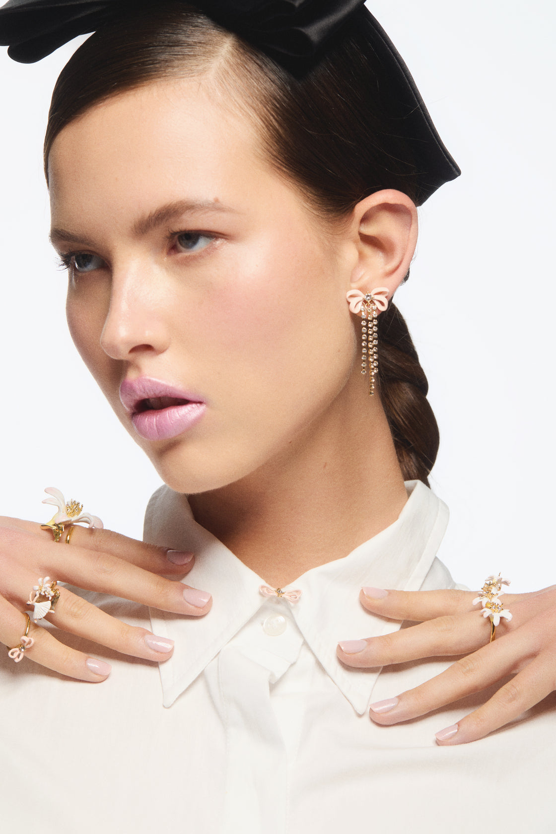 Boucles d'oreilles ruban rose et chaîne strassée