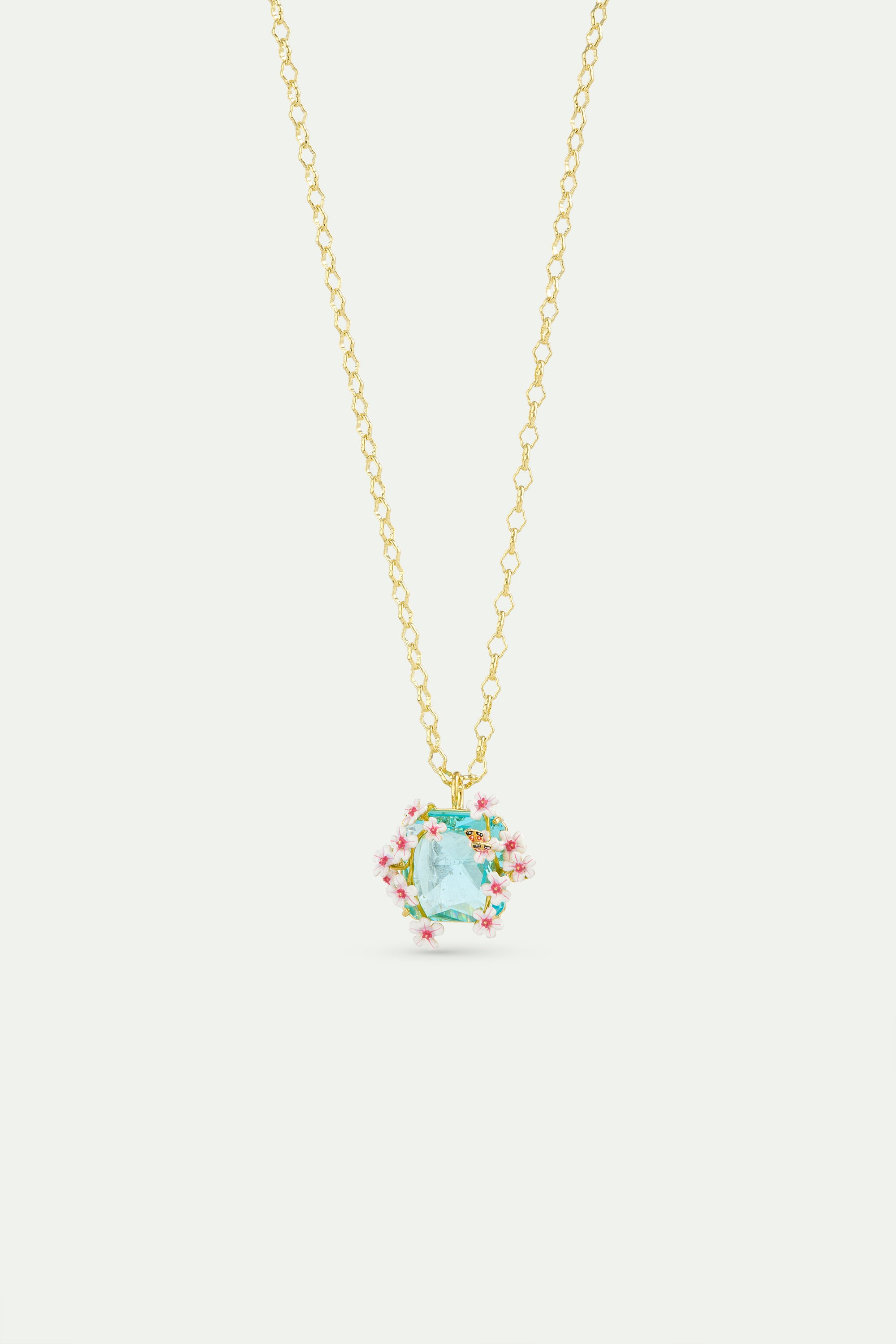 Collier pendentif pierre carrée facettée bleue, aubépines blanches et roses et papillon