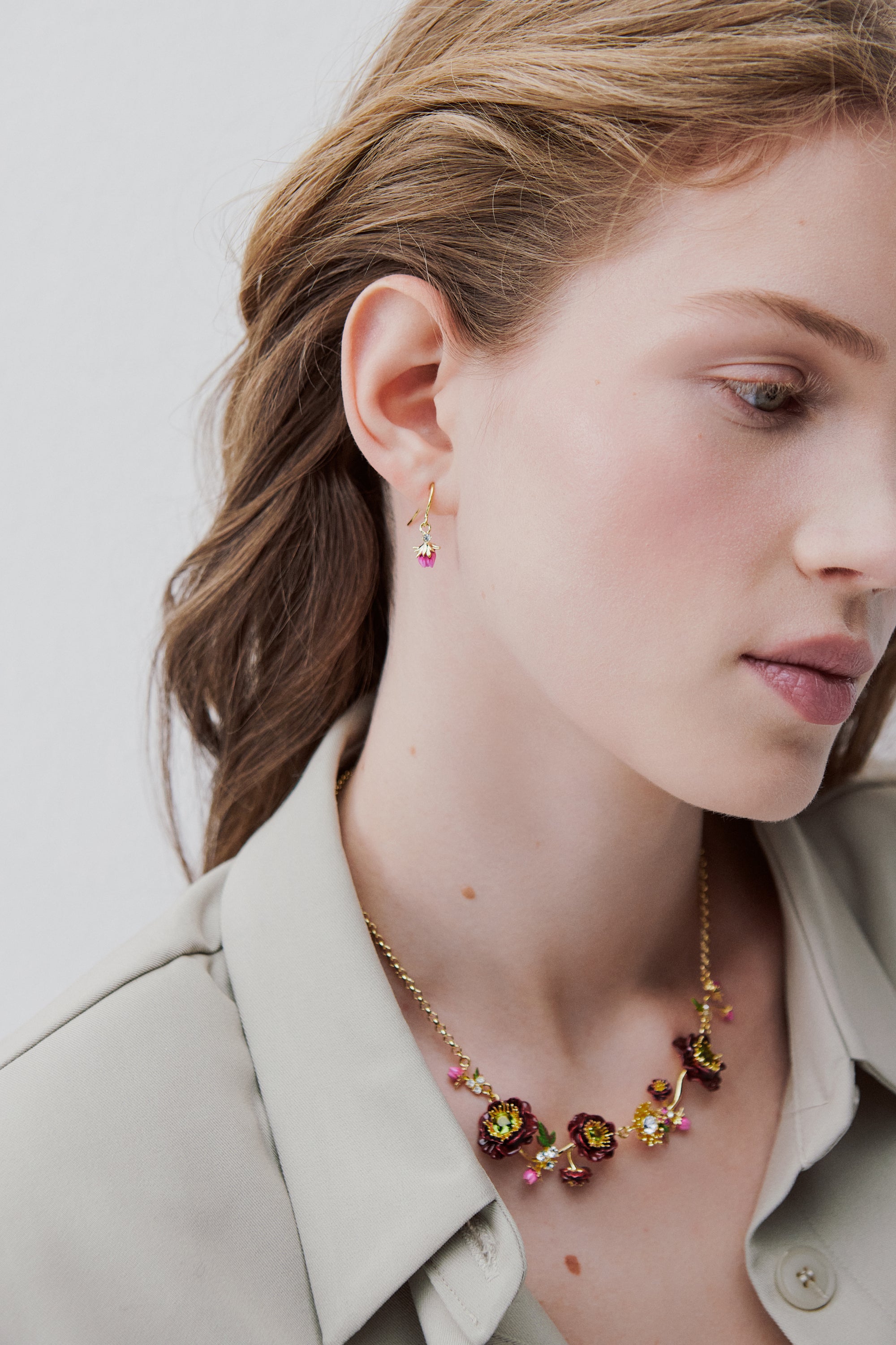 Collier plastron fleurs d'anémone bordeaux, boutons de rose et pierres facettées vertes