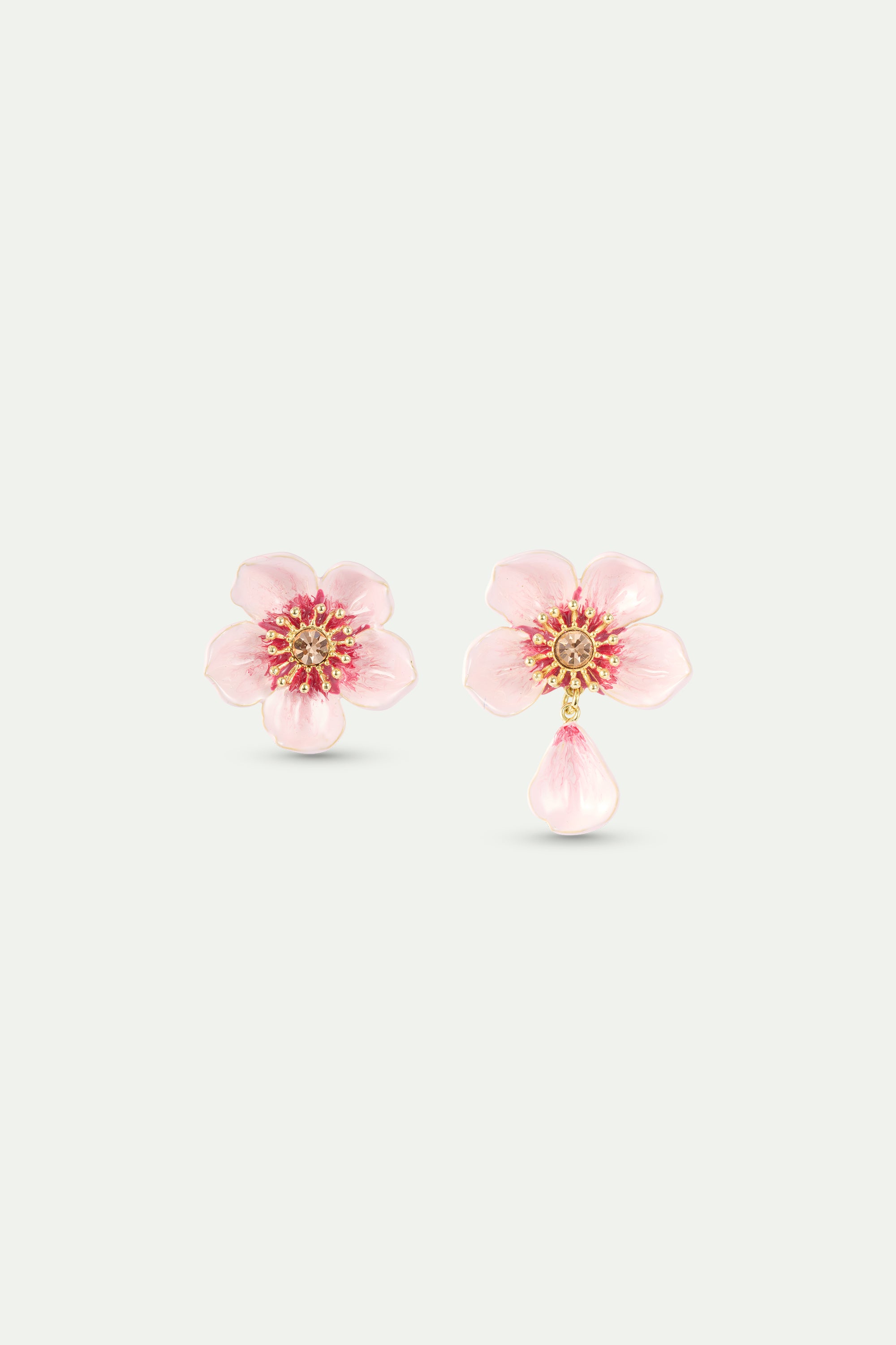 Boucles d'oreilles asymétriques fleur de cerisier rose