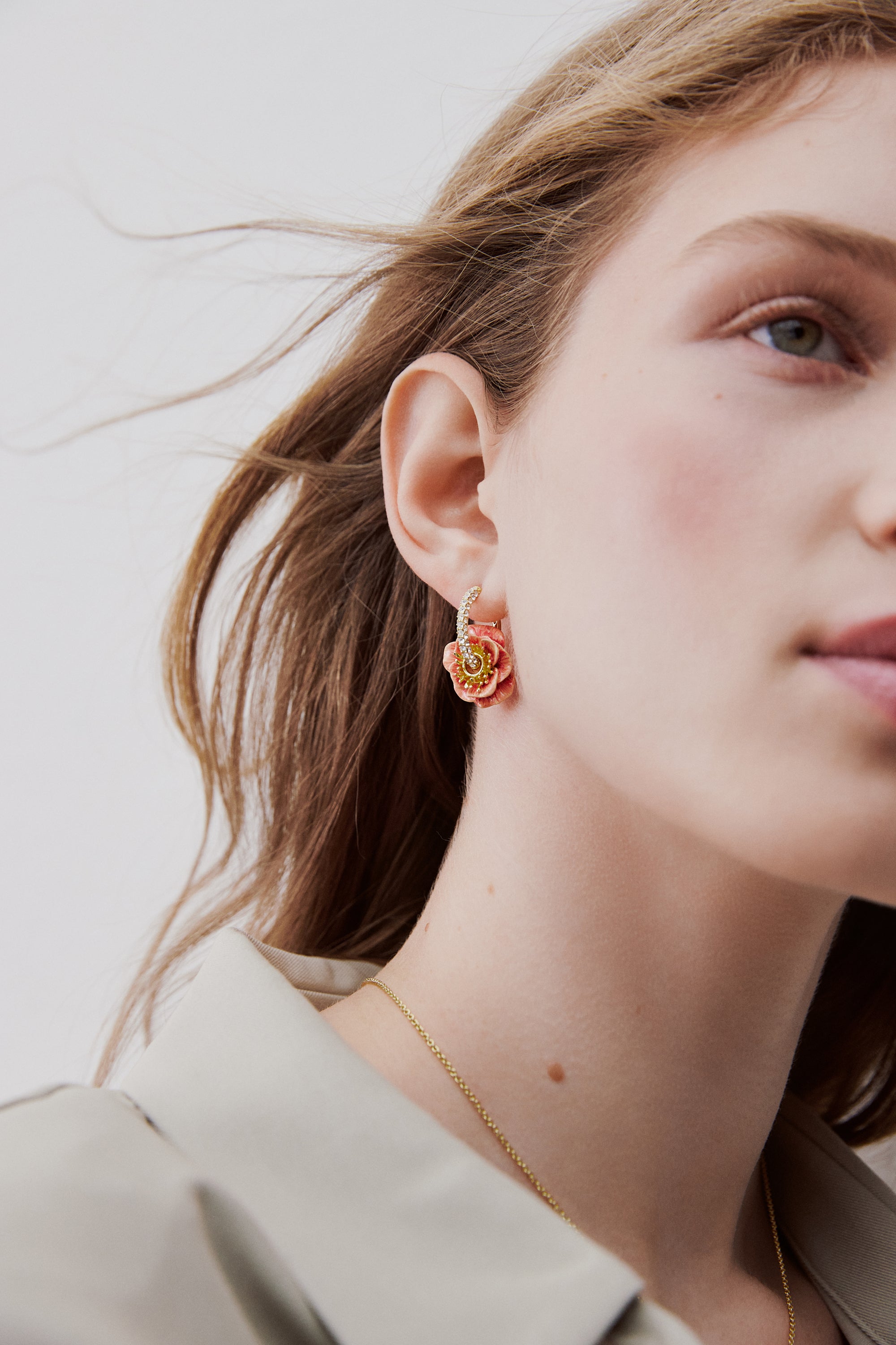 Boucles d'oreilles créoles strassées et anémone rose