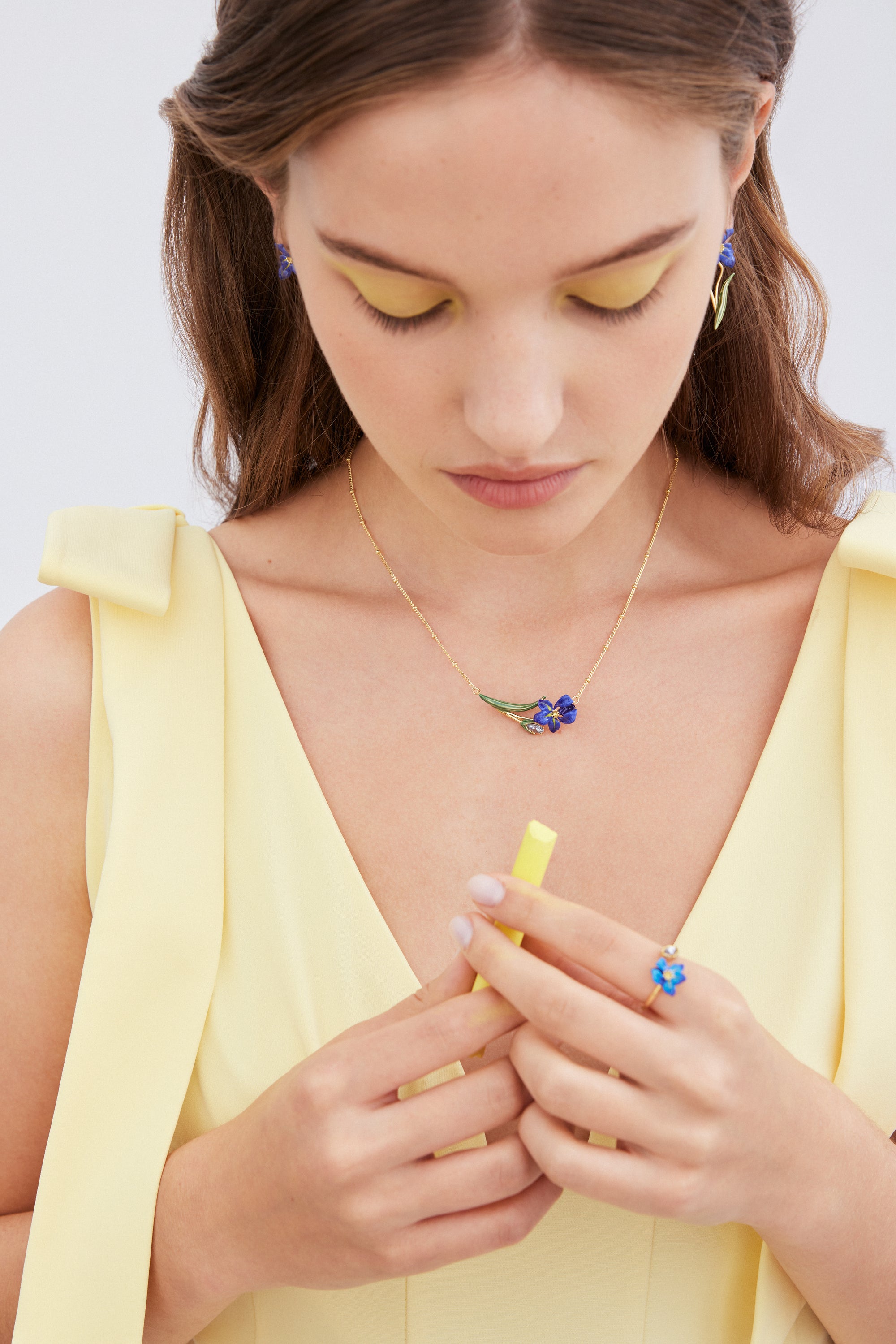 Collar fino Iris de Siberia y cristal en facetas