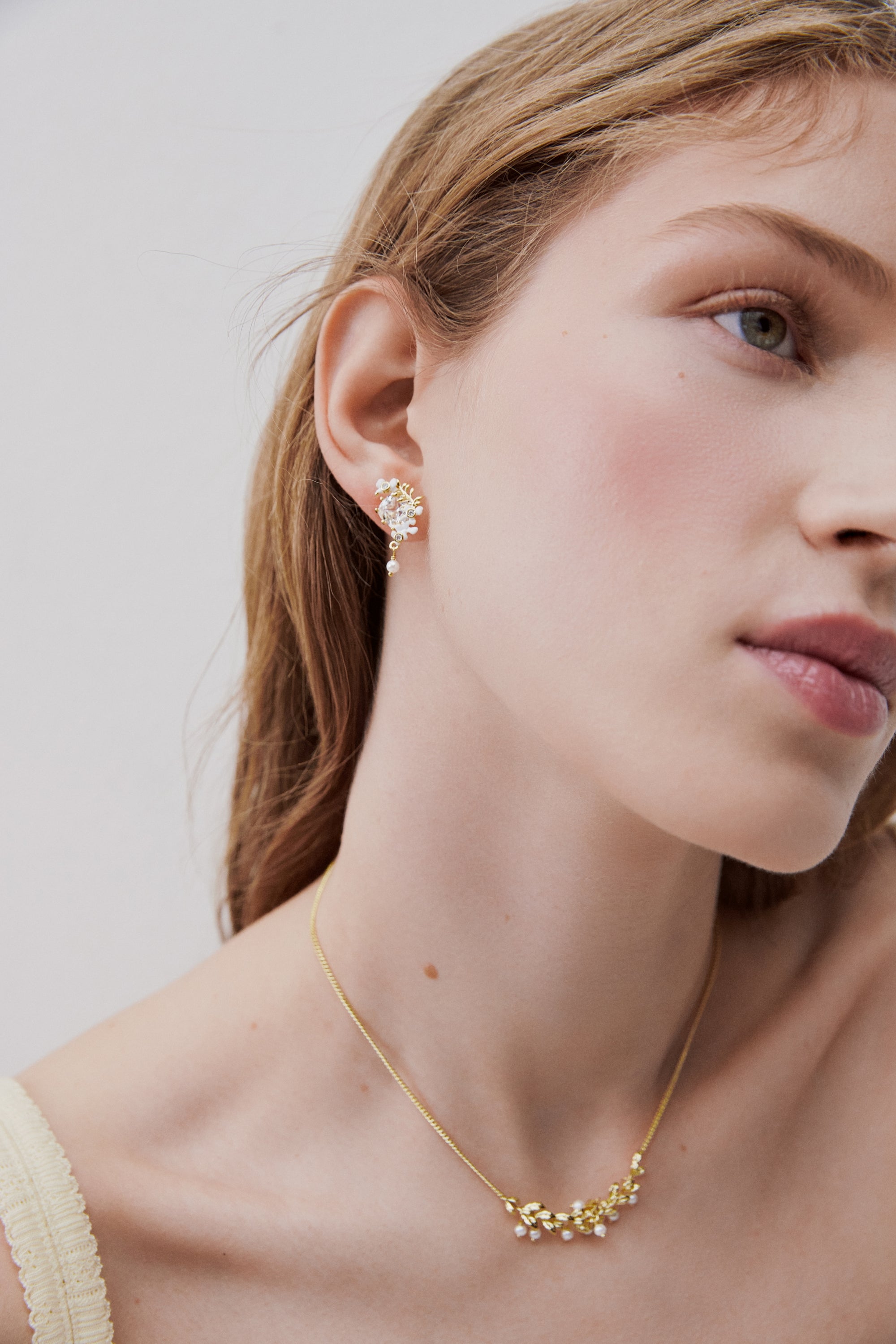 Boucles d'oreilles tiges pierre facetté, laurier doré, glycine blanche et perle de culture