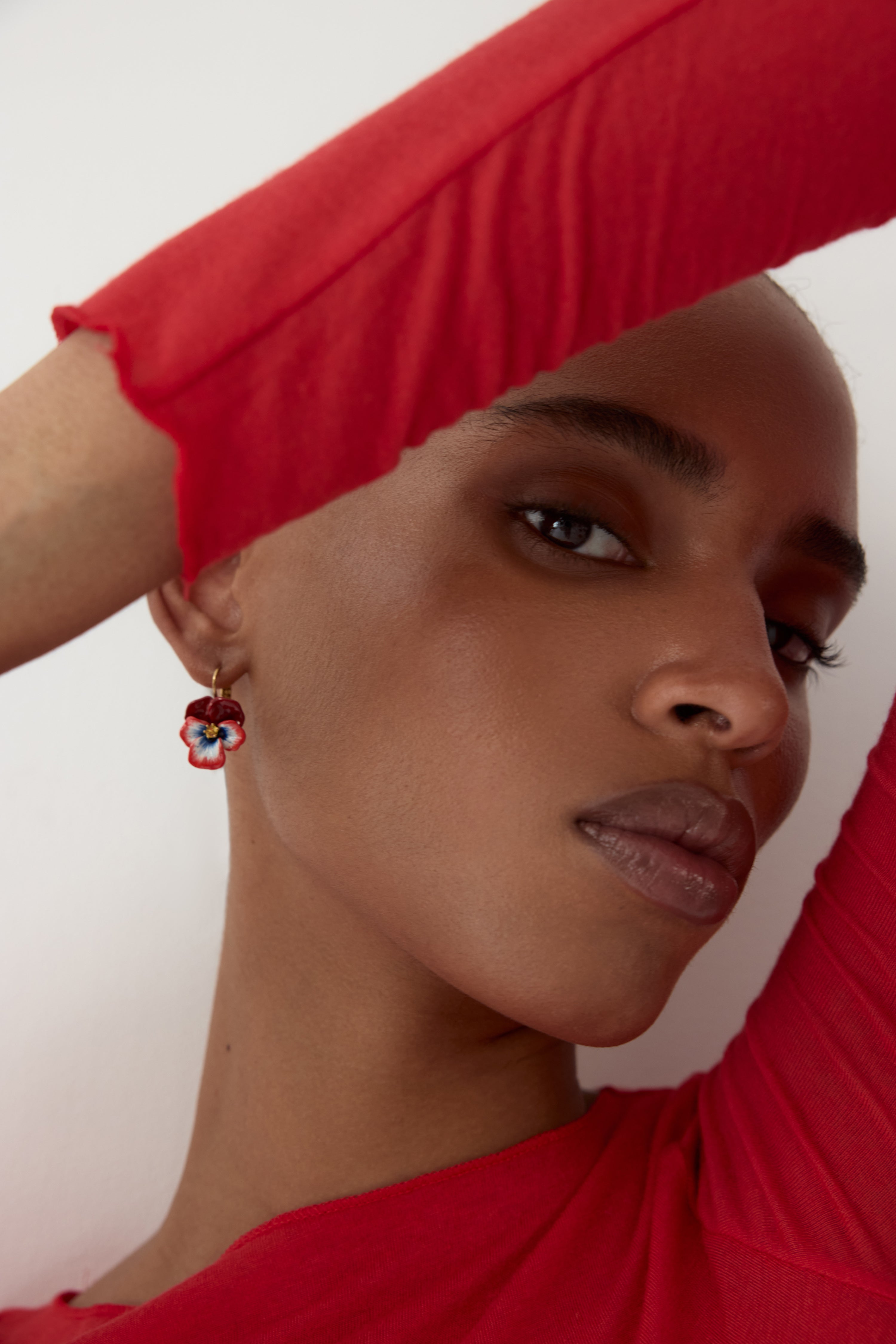 Boucles d'oreilles dormeuses pensée rouge et cristal taillé