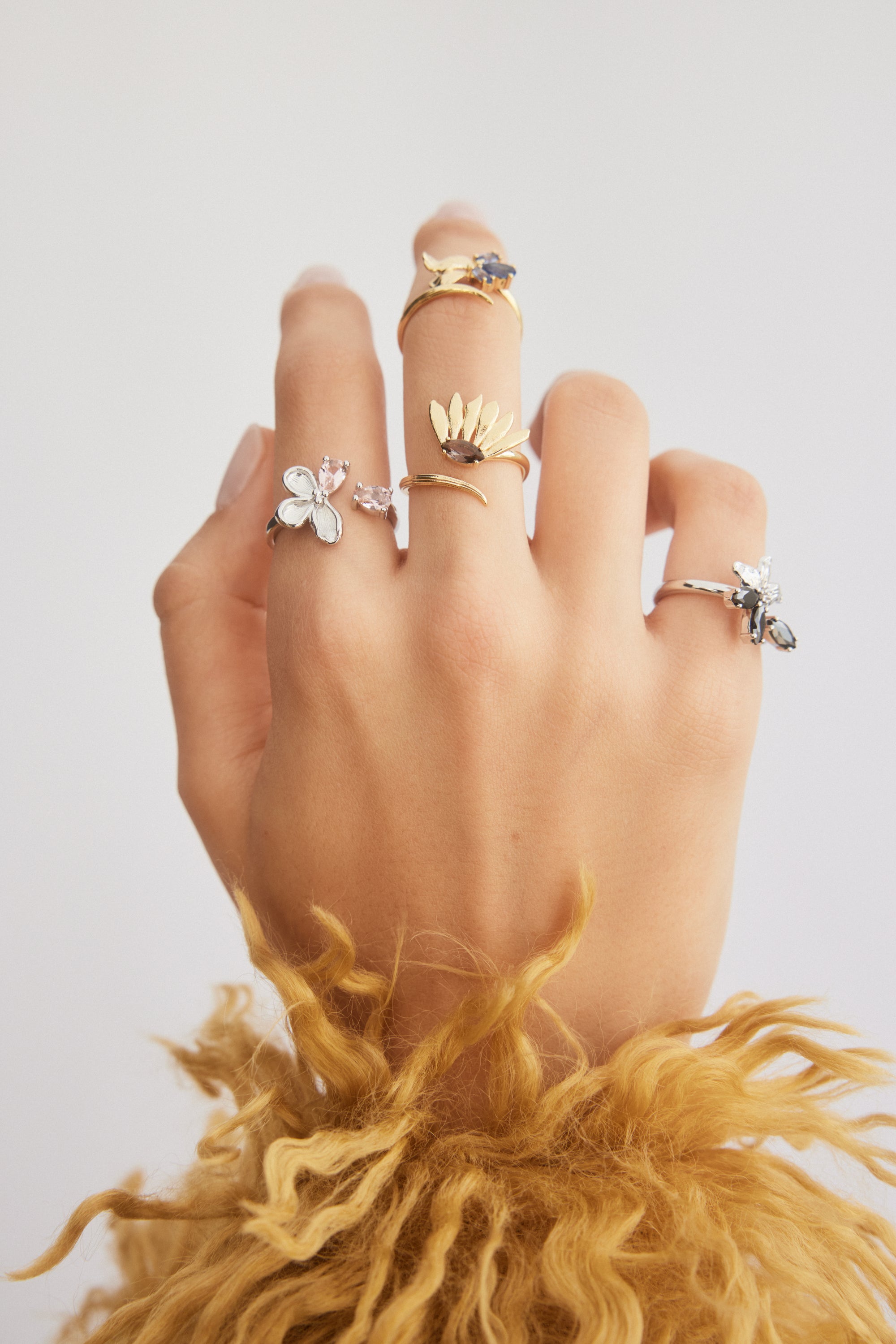 Anillo ajustable dorado girasol y piedra violeta