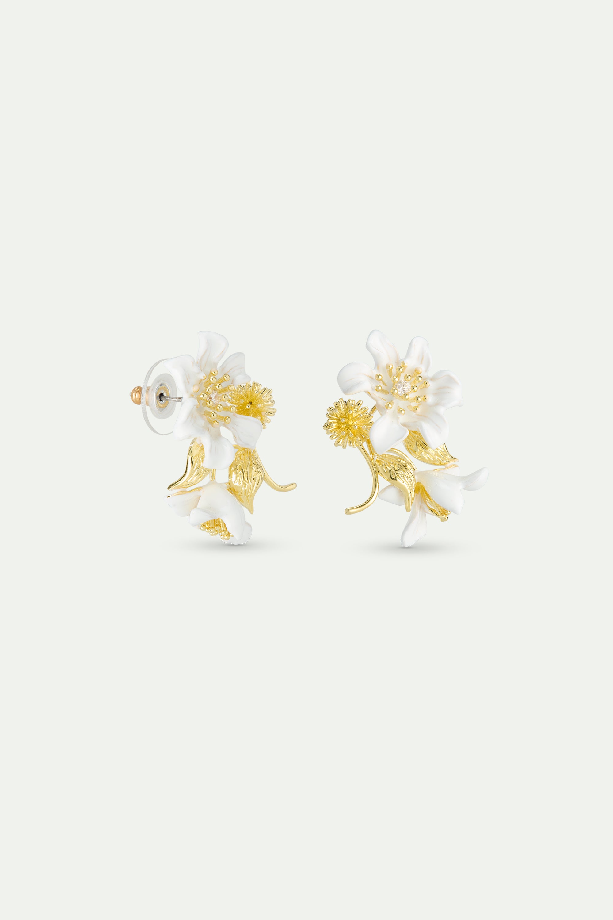 Boucles d'oreilles grande fleur de clématite blanche, feuilles de laurier et corête du japon