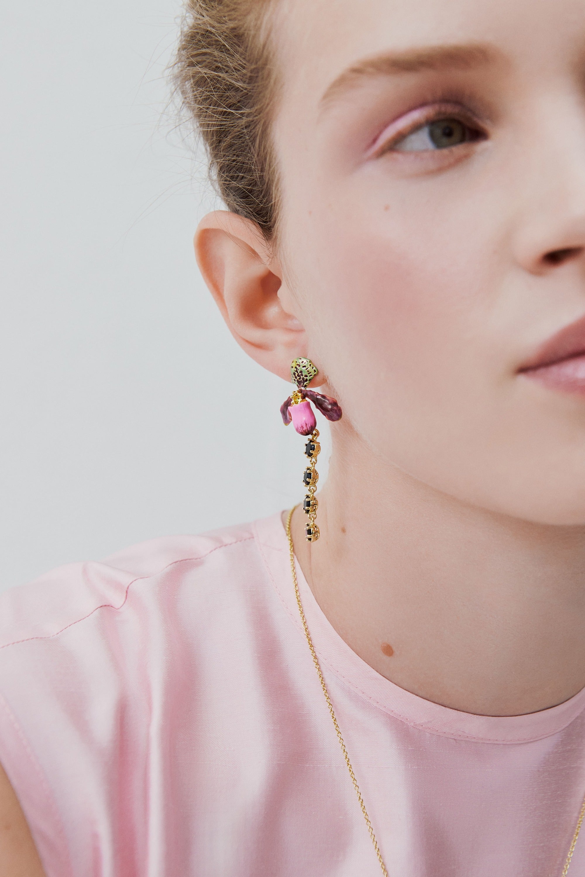 Pendientes colgantes orquídea, zapatilla de Venus violeta y cristal facetado negro