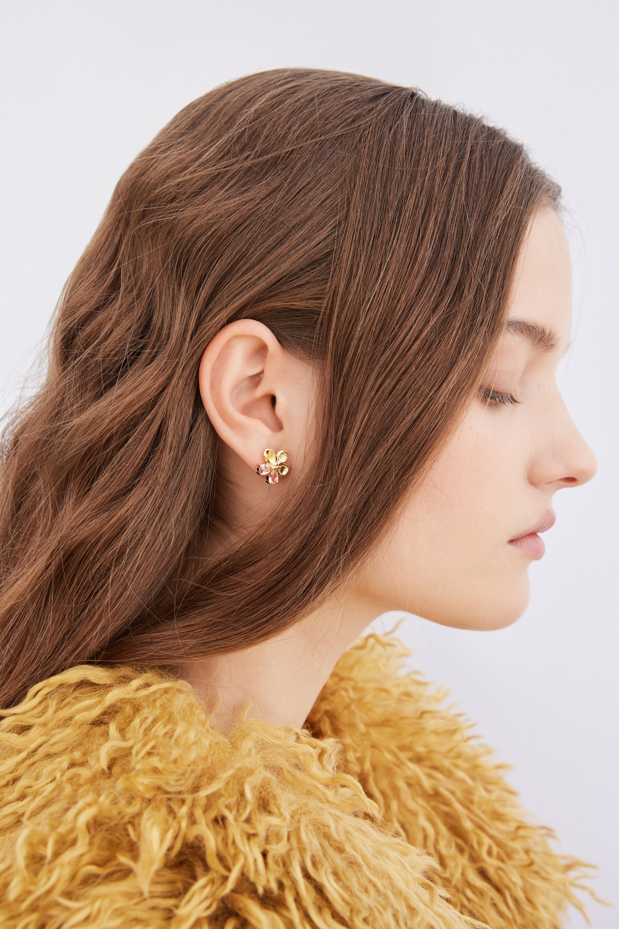 Boucles d'oreilles tiges dorées fleur de cerisier et pierres roses