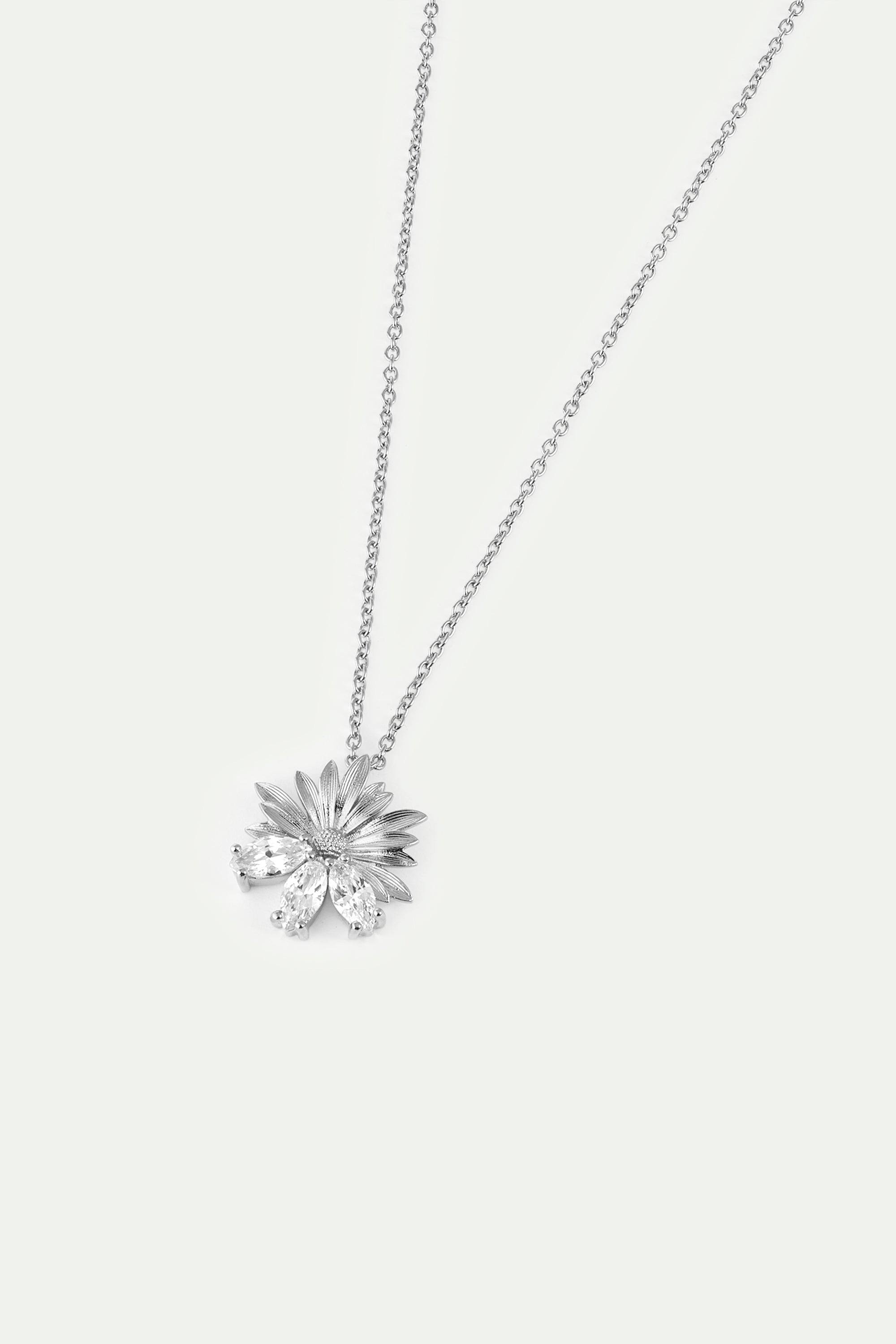 Collier pendentif argenté marguerite et pierres blanches