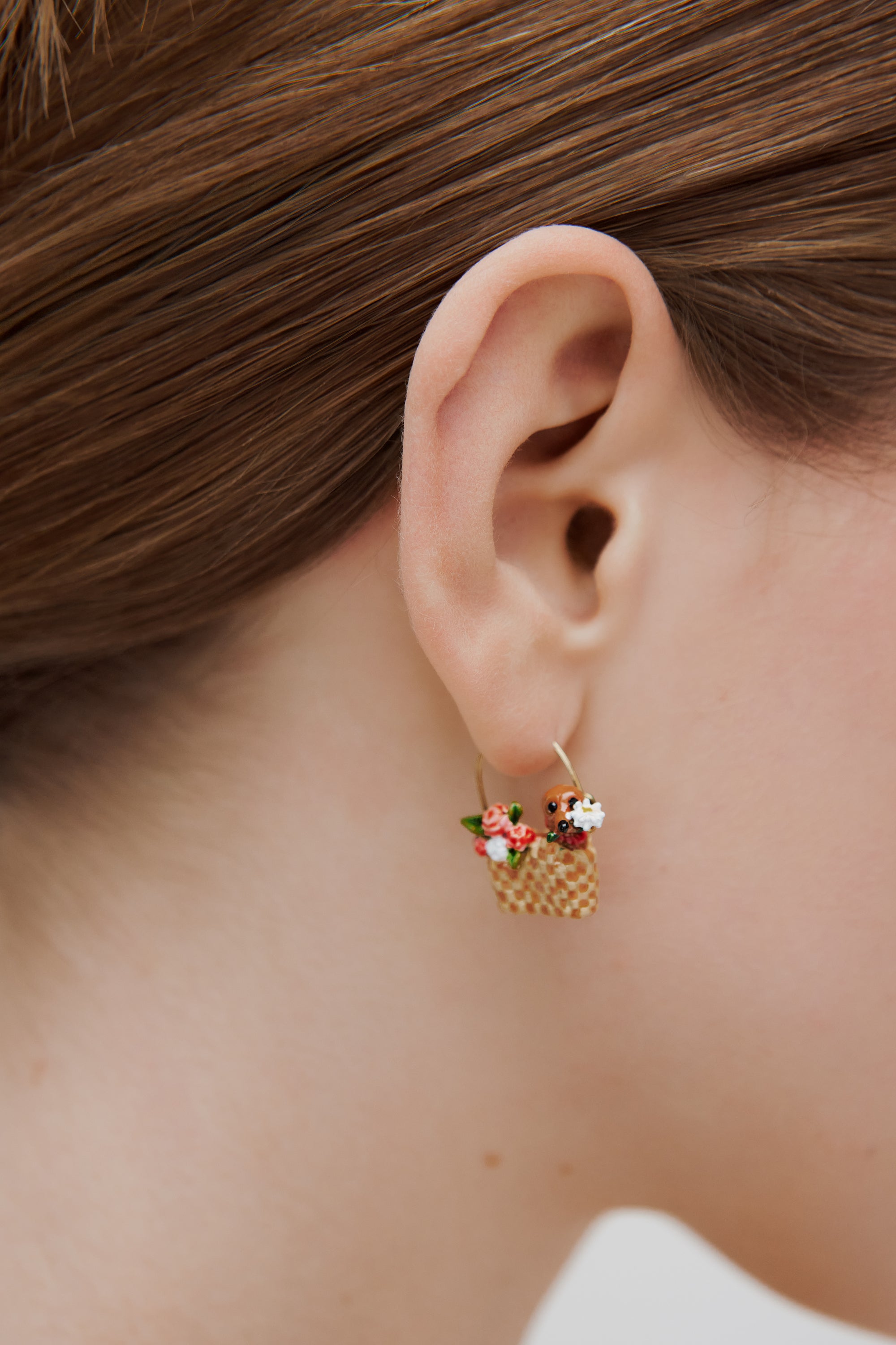 Boucles d'oreilles dormeuses panier, teckel et fleurs