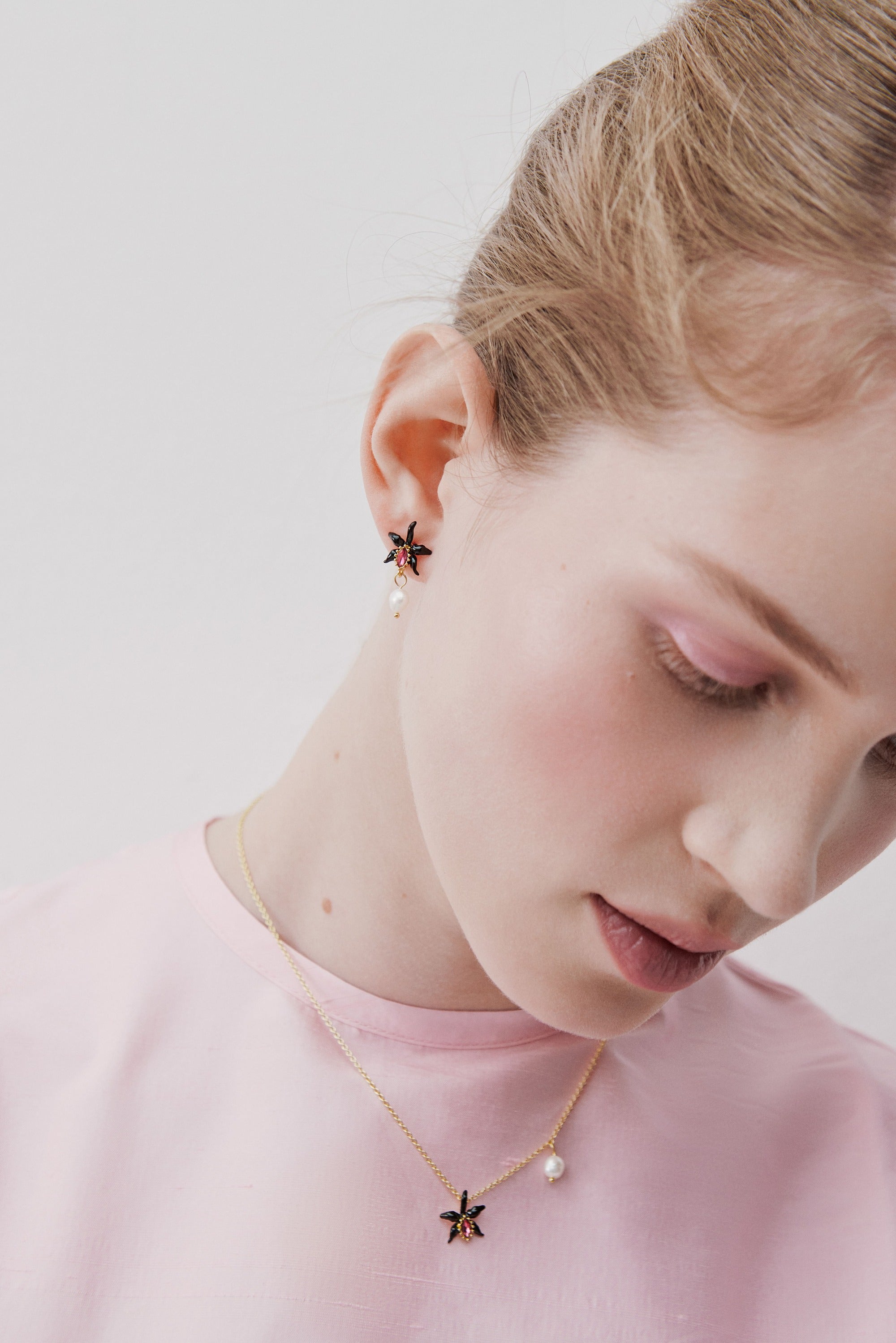 Collar fino colgante orquídea negra, cristal facetado rosa y perla cultivada