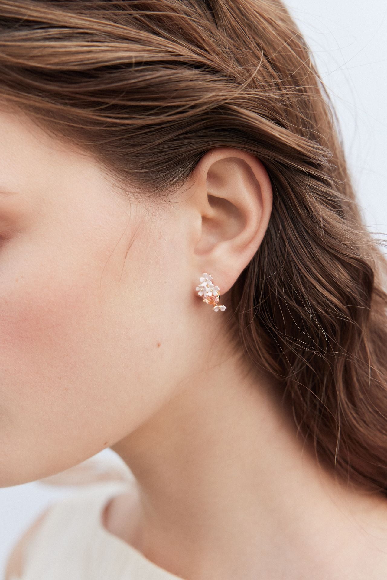 Boucles d'oreilles tiges fleurs de verveine et pierre ronde