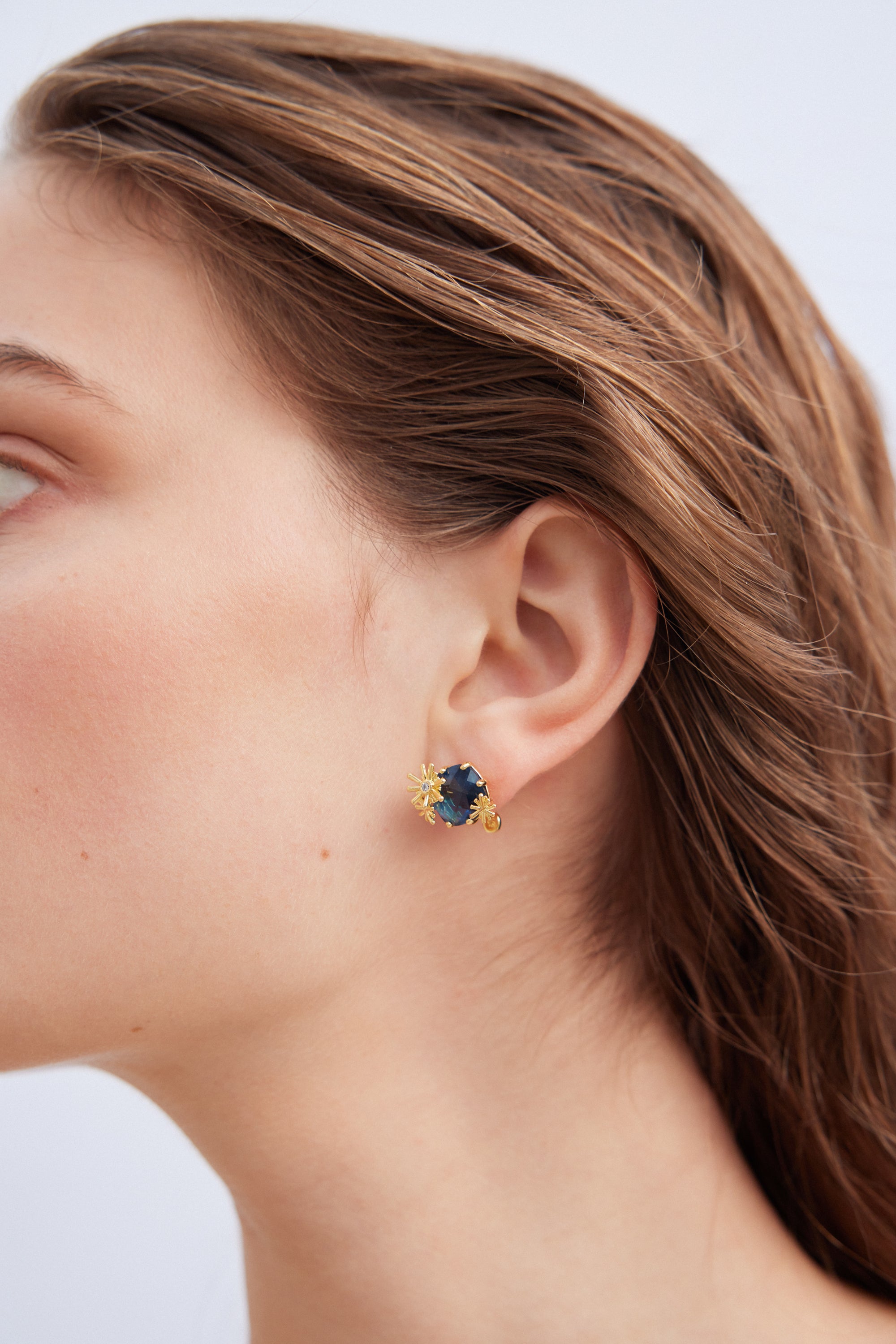 Boucles d'oreilles étoiles dorées et pierre carrée