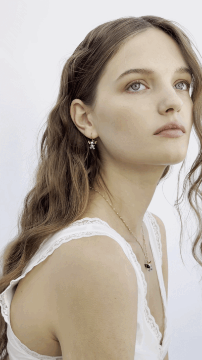Boucles d'oreilles hook Chihuahua et noeud papillon bleu