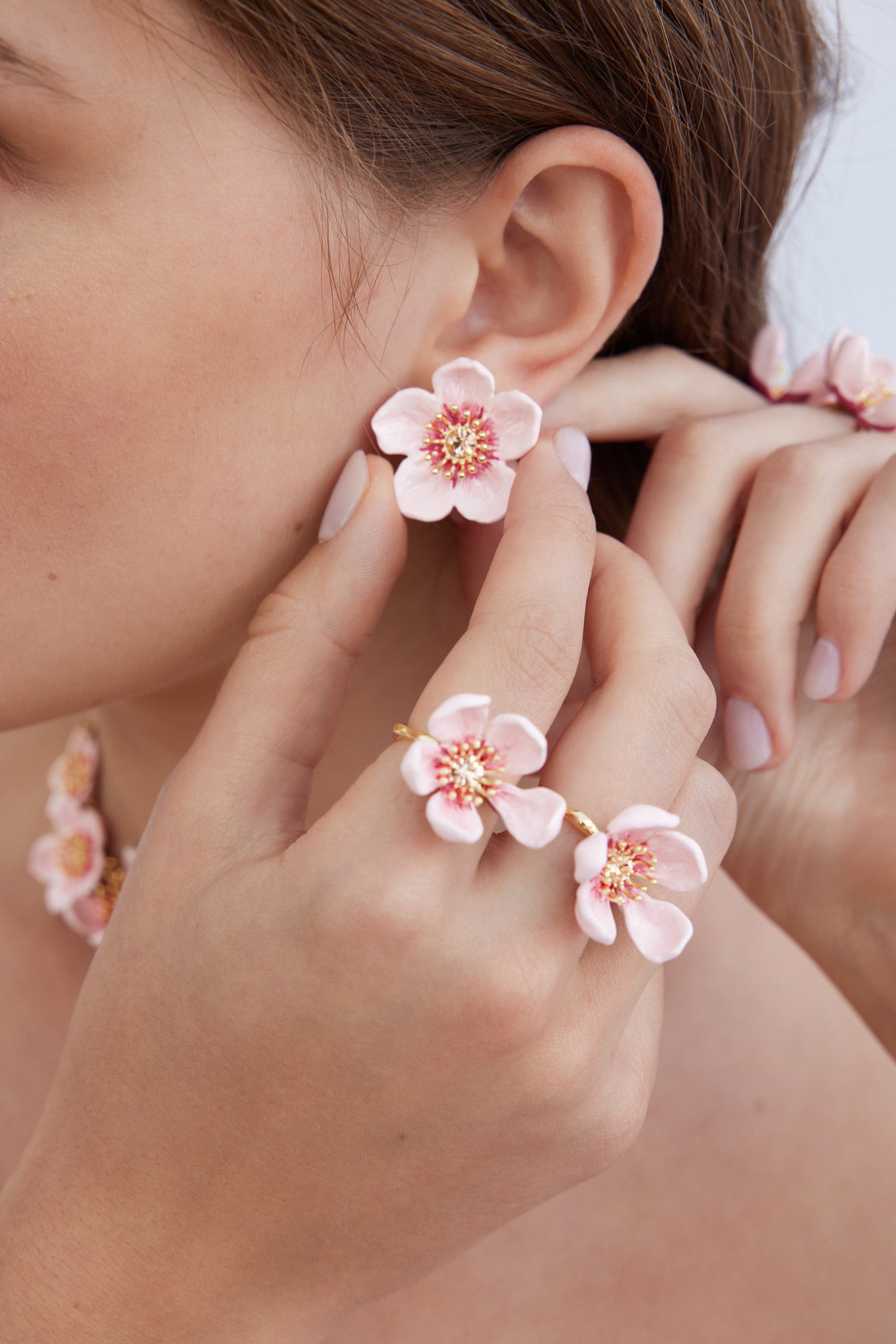 Boucles d'oreilles asymétriques fleur de cerisier rose