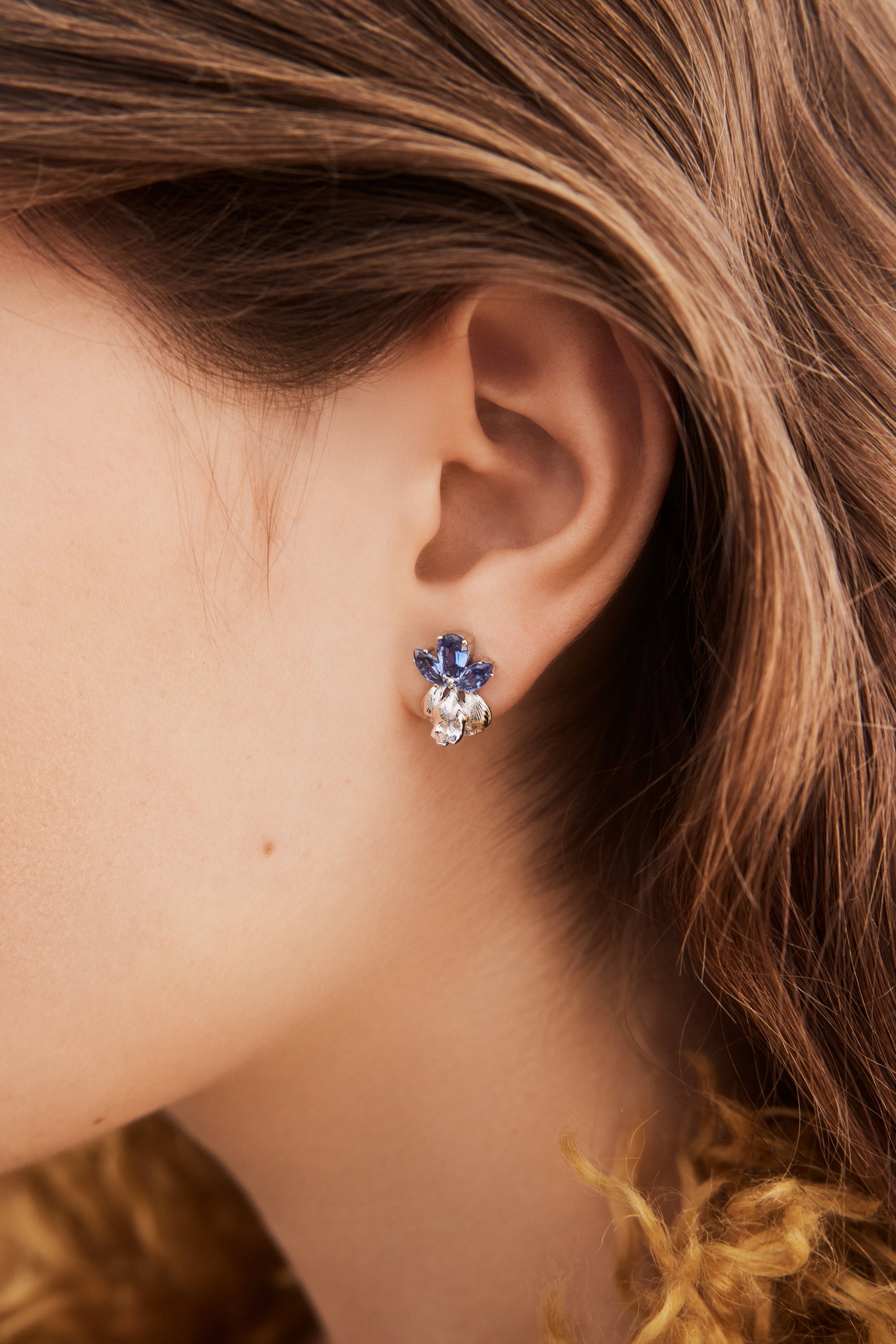 Pendientes bolitas plateados iris y piedras azules