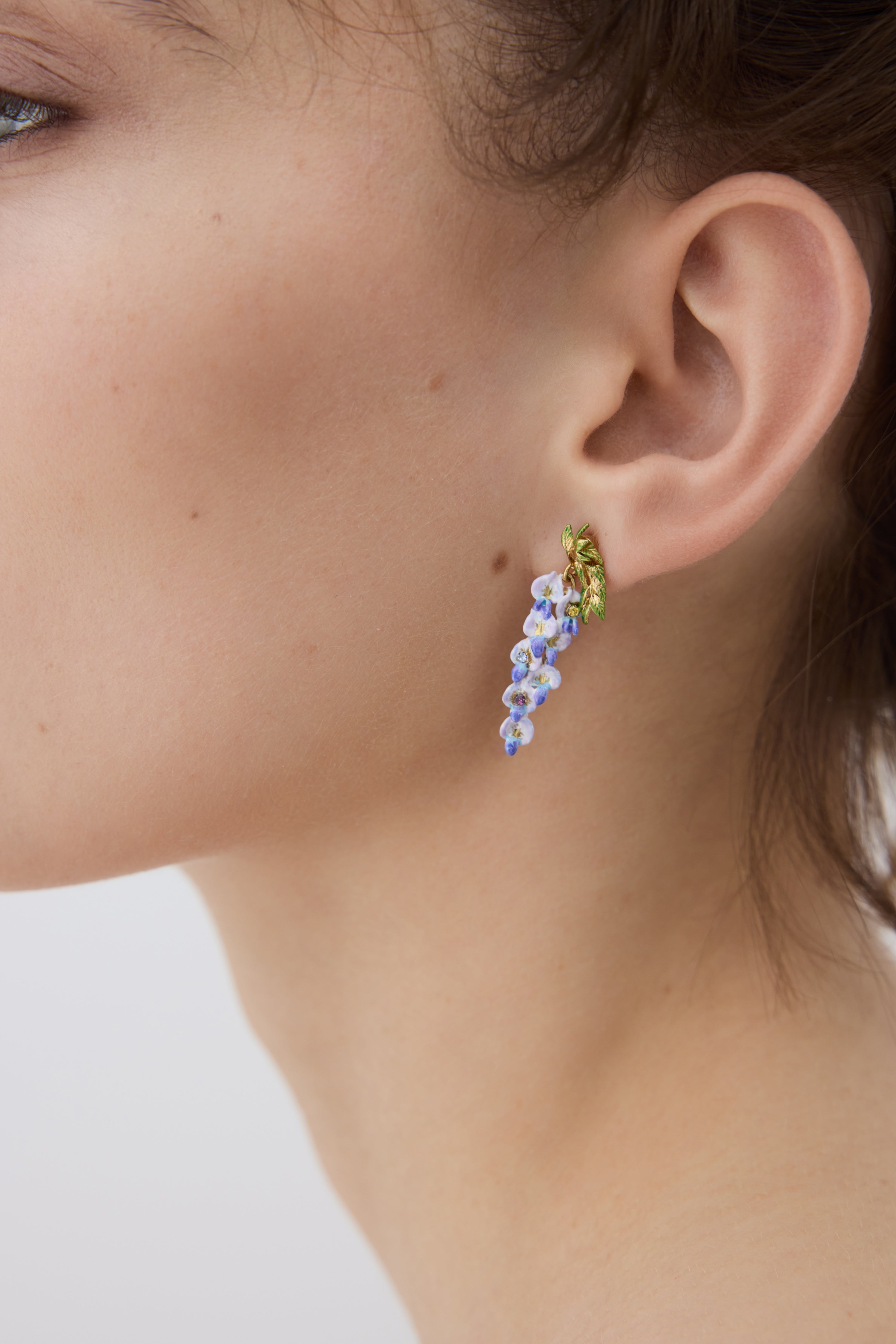 Boucles d'oreilles pendantes tiges fleur de glycine et feuillage