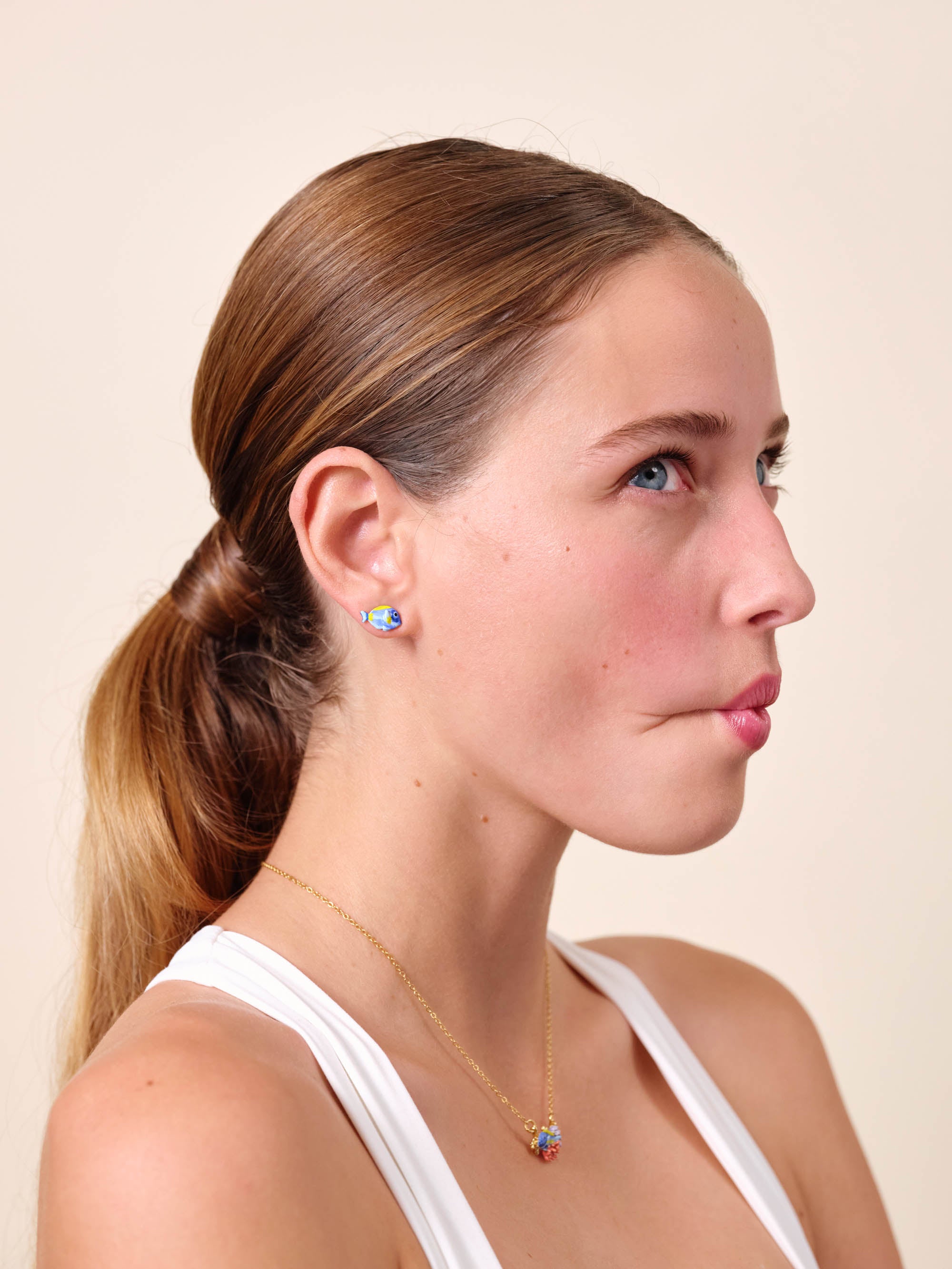 Boucles d'oreilles tiges asymétriques poisson bleu et poisson jaune