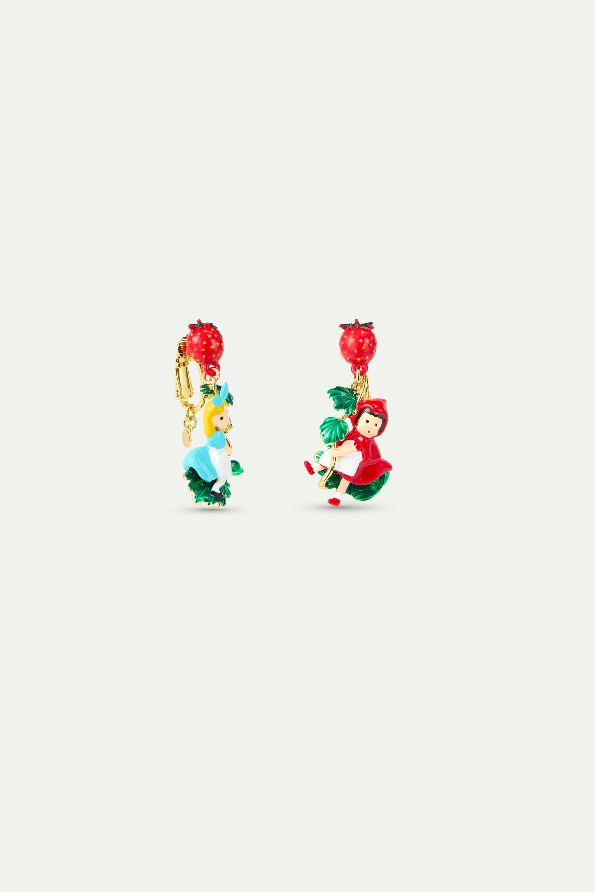 Boucles d'oreilles asymétriques Alice et Petit Chaperon Rouge sur fraisier