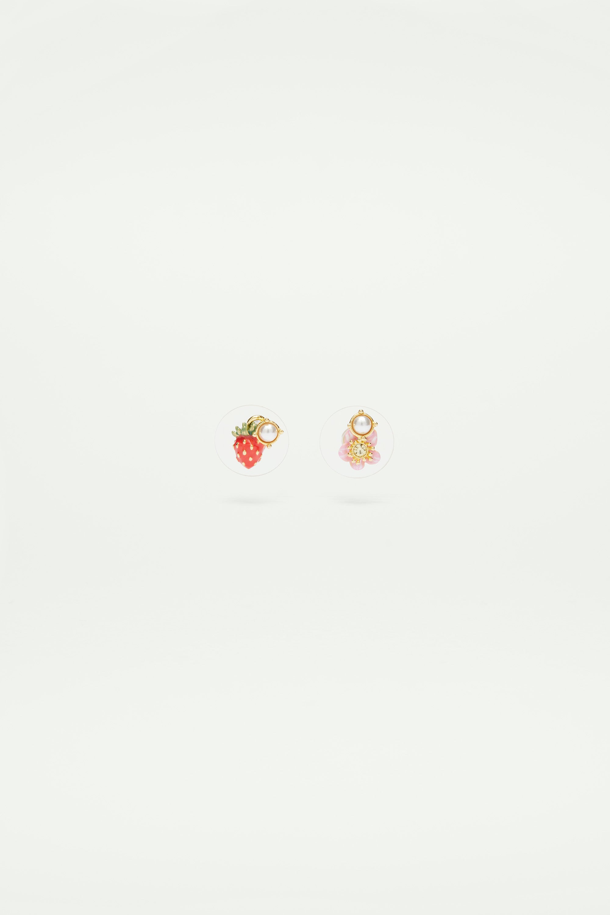 Boucles d'oreilles tiges asymétriques fraises des bois et fleurs rose