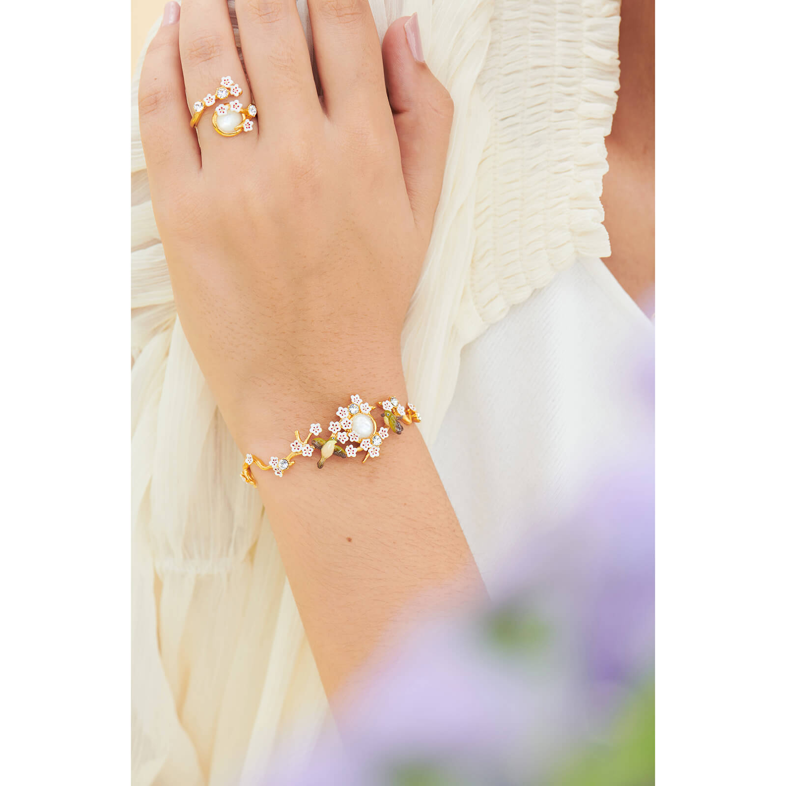 Bracelet jonc branche de cerisier dorée, oiseaux, fleurs blanches et cristaux