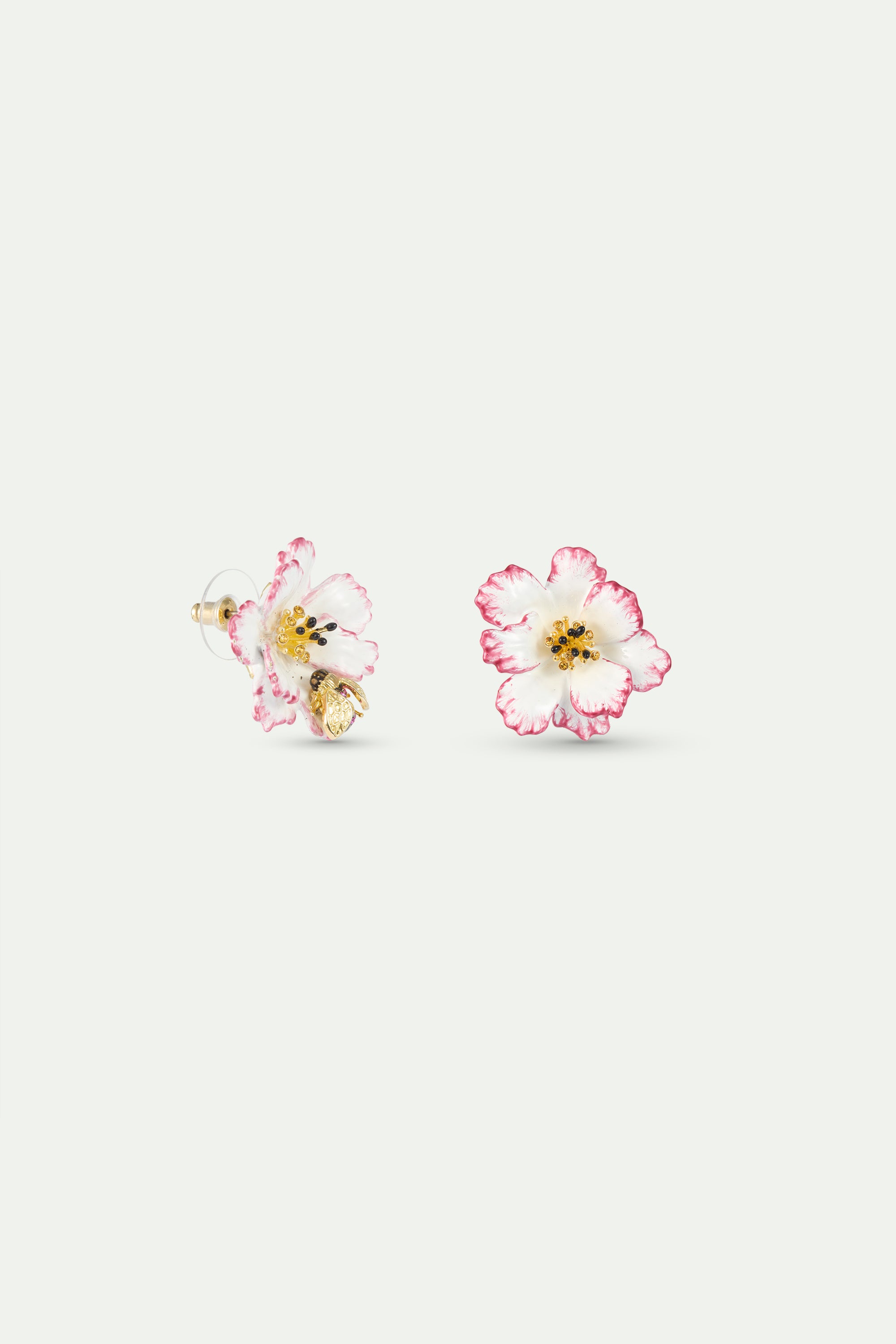Boucles d'oreilles asymétriques cosmos blanche et rose et abeille dorée