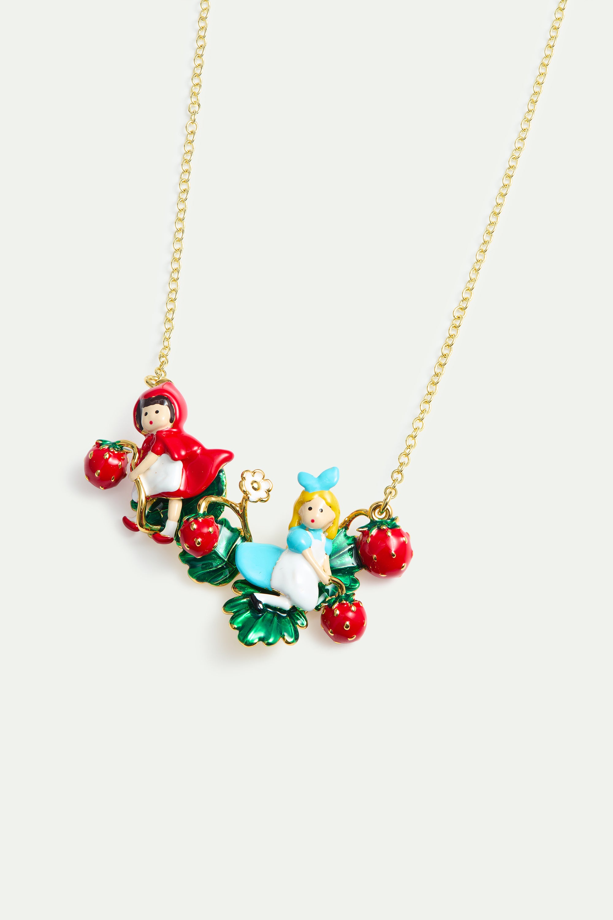 Collier pendentif Alice et Petit Chaperon Rouge sur fraisier