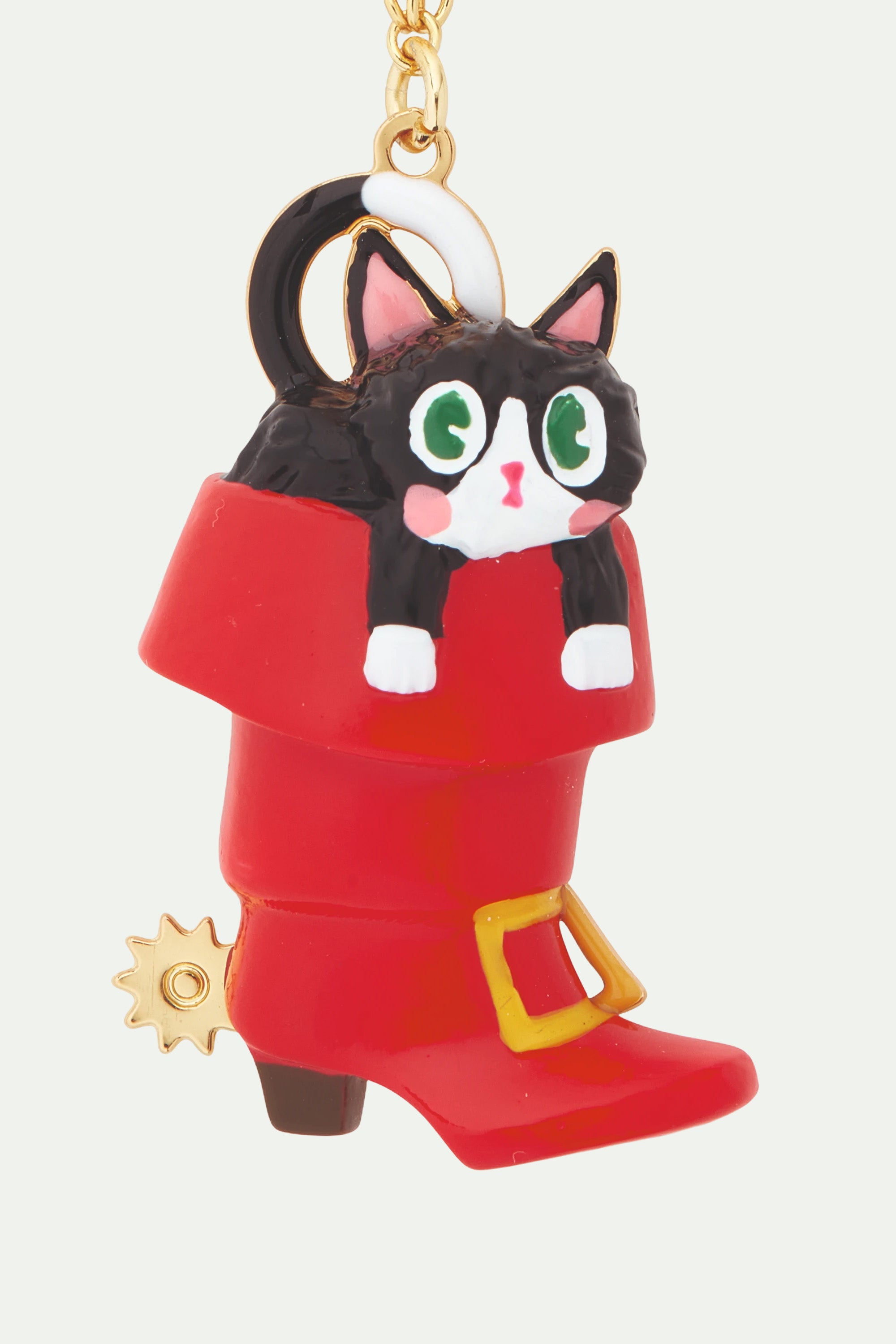 Collar colgante gato encantador en su bota roja