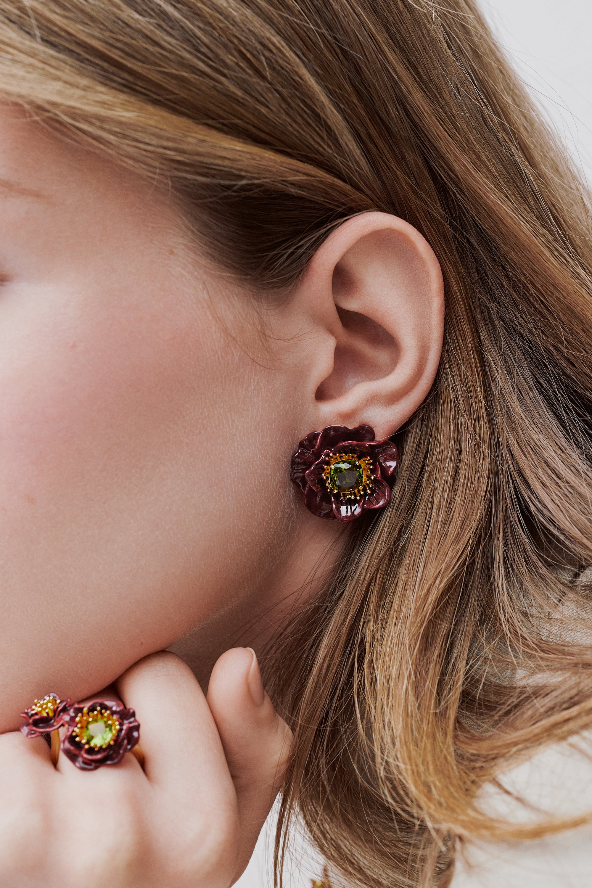 Boucles d'oreilles fleur d'anémone bordeaux et pierre facettée verte