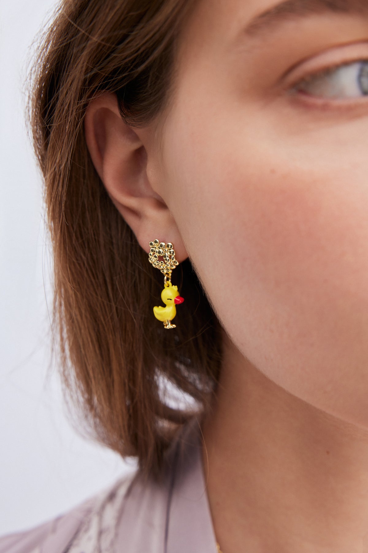 Boucles d'oreilles asymétriques Petit Canard jaune et bleu, fleurs dorées