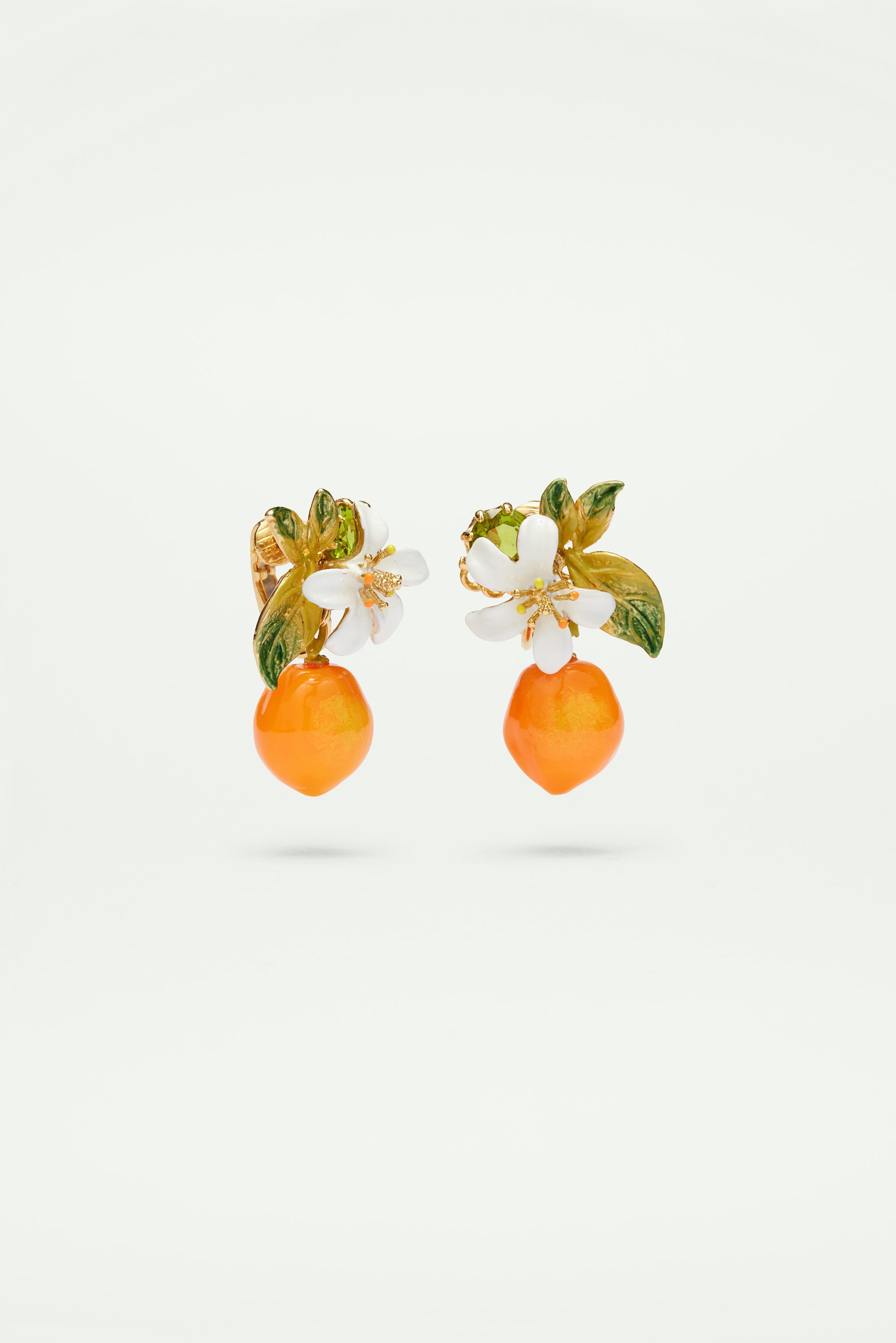 Pendientes de clip naranja y flor de azahar