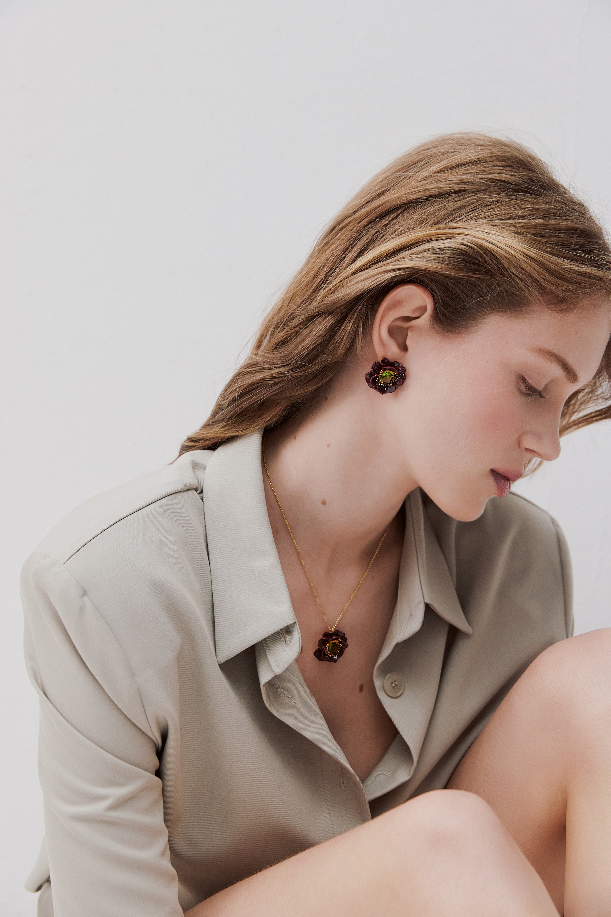 Collier pendentif fleur d'anémone bordeaux et pierre facettée verte