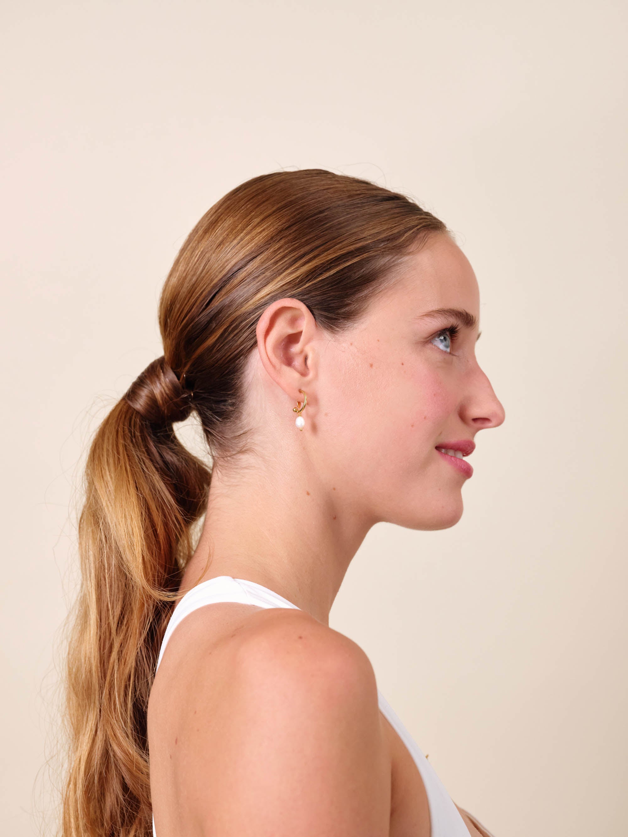 Boucles d'oreilles tiges asymétriques coquillage et perle nacrée