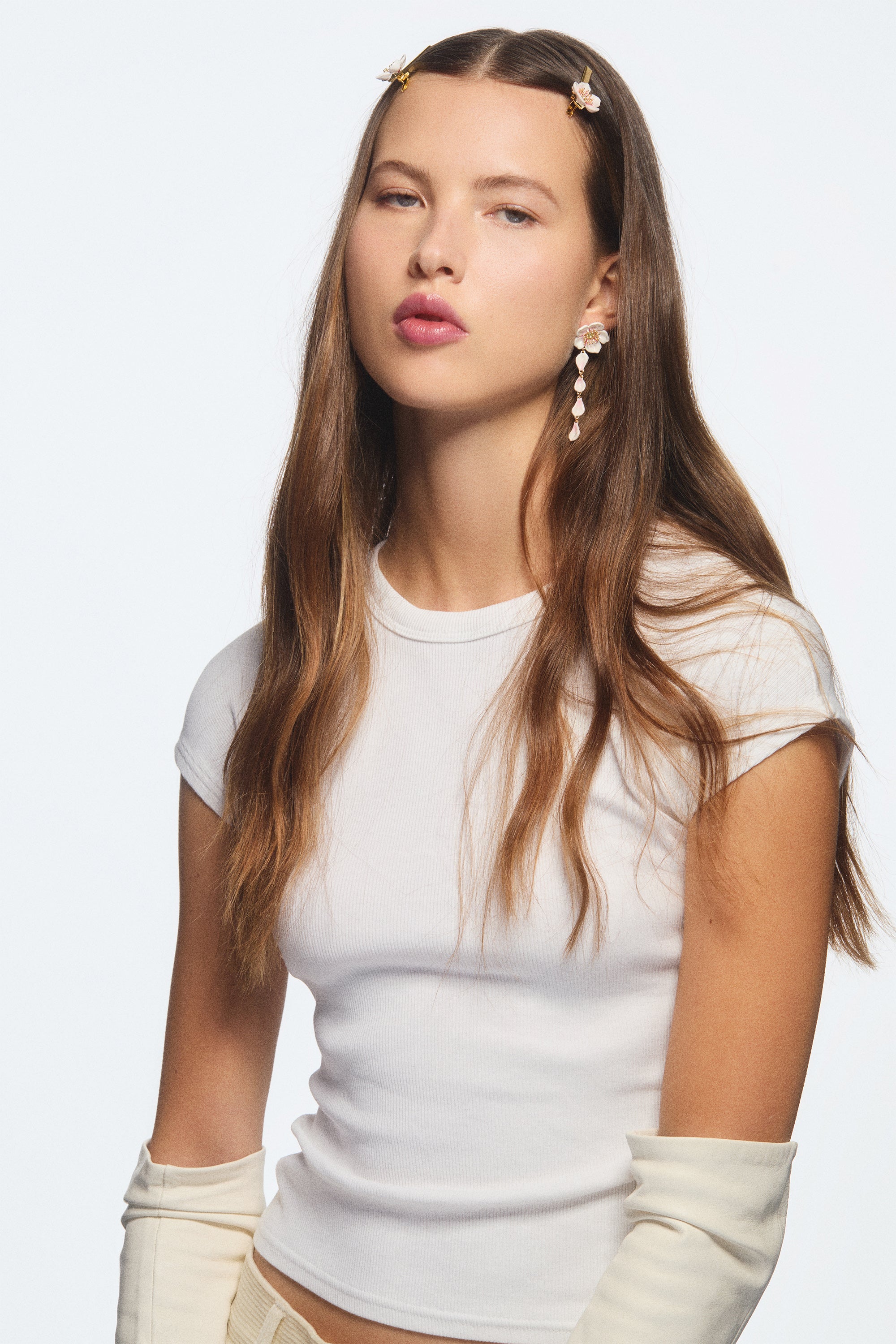 Boucles d'oreilles tiges pendantes fleur blanche de cerisier