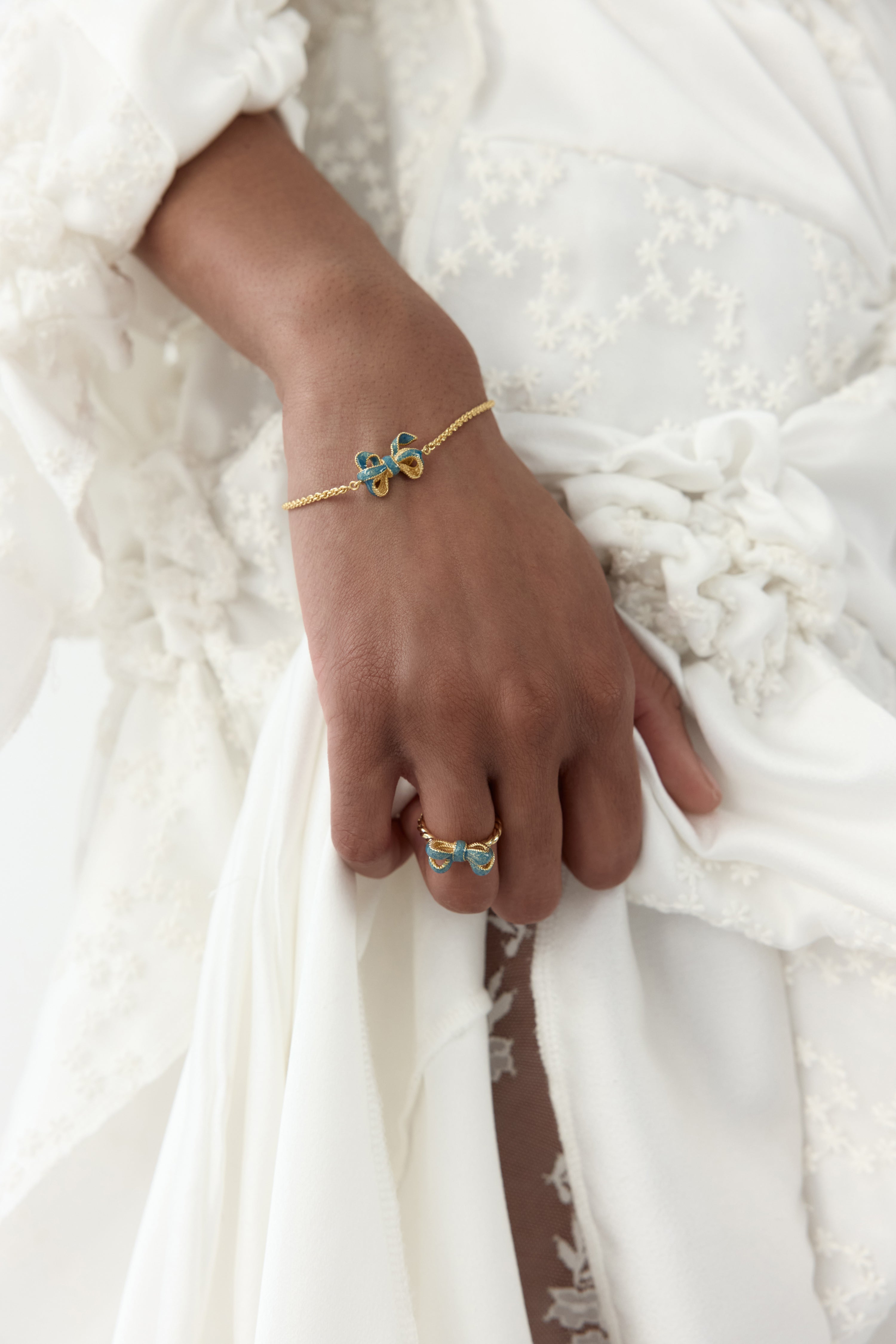Bague ruban bleu et doré et perles de culture