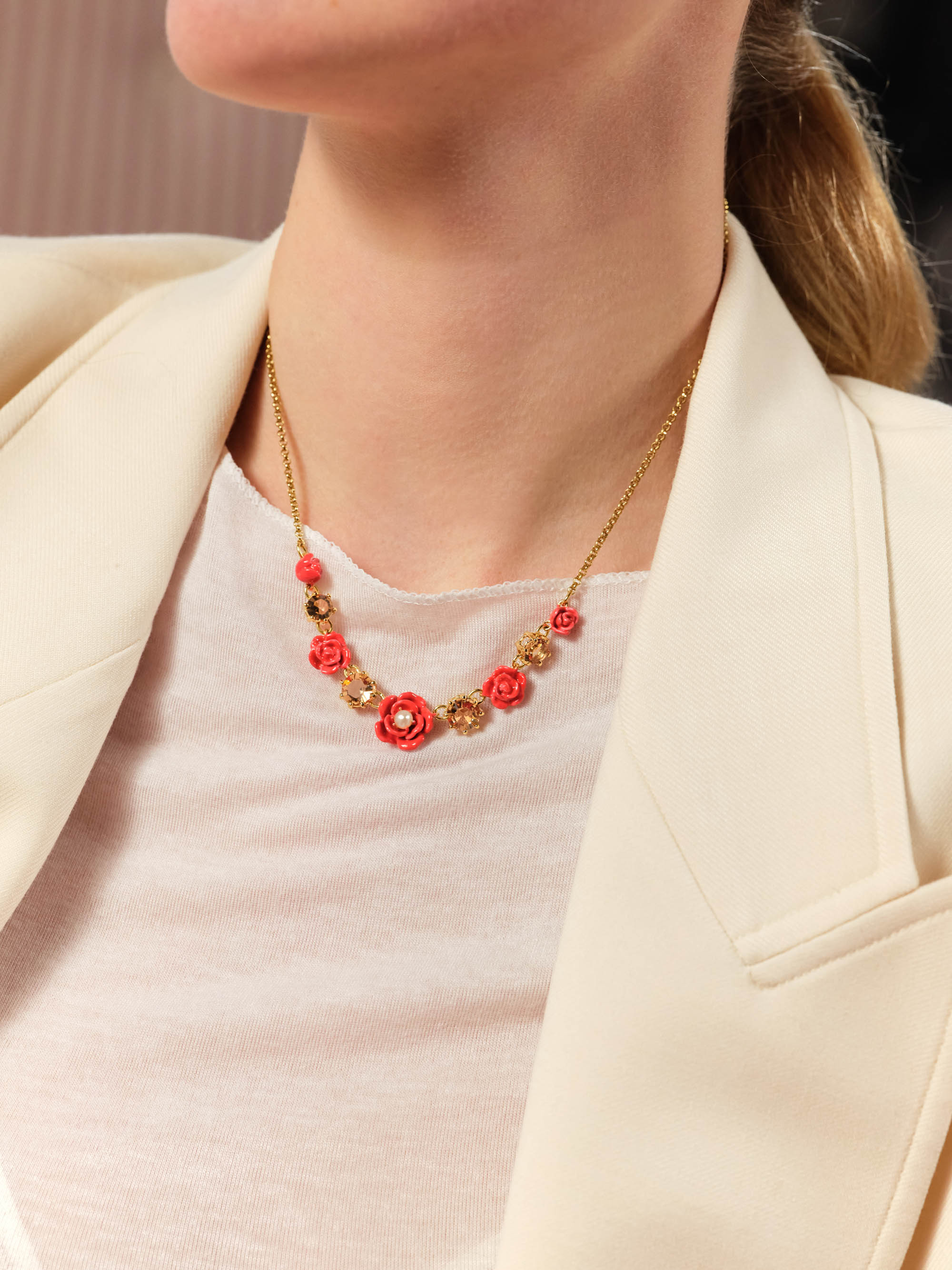 Collier plastron roses, perle de culture et pierres