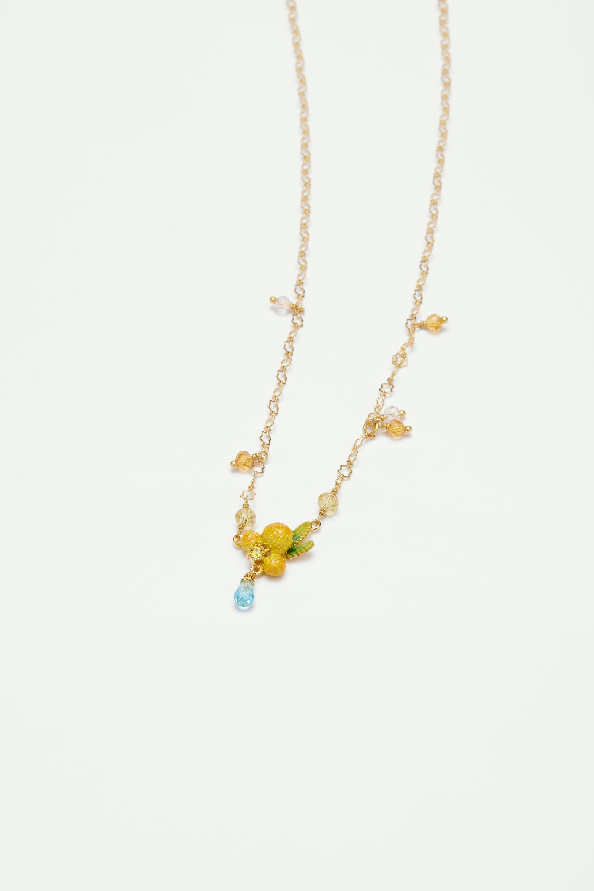 Collar pendiente flor de mimosa y pequeñas perlas