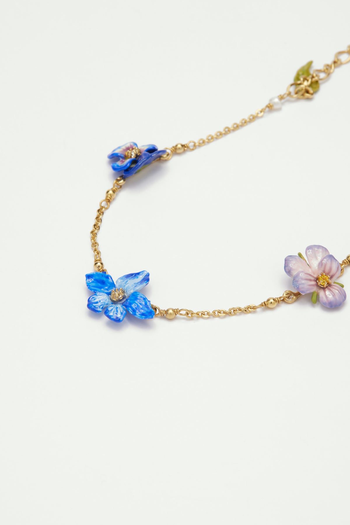 Pulsera fina violeta y pensamiento