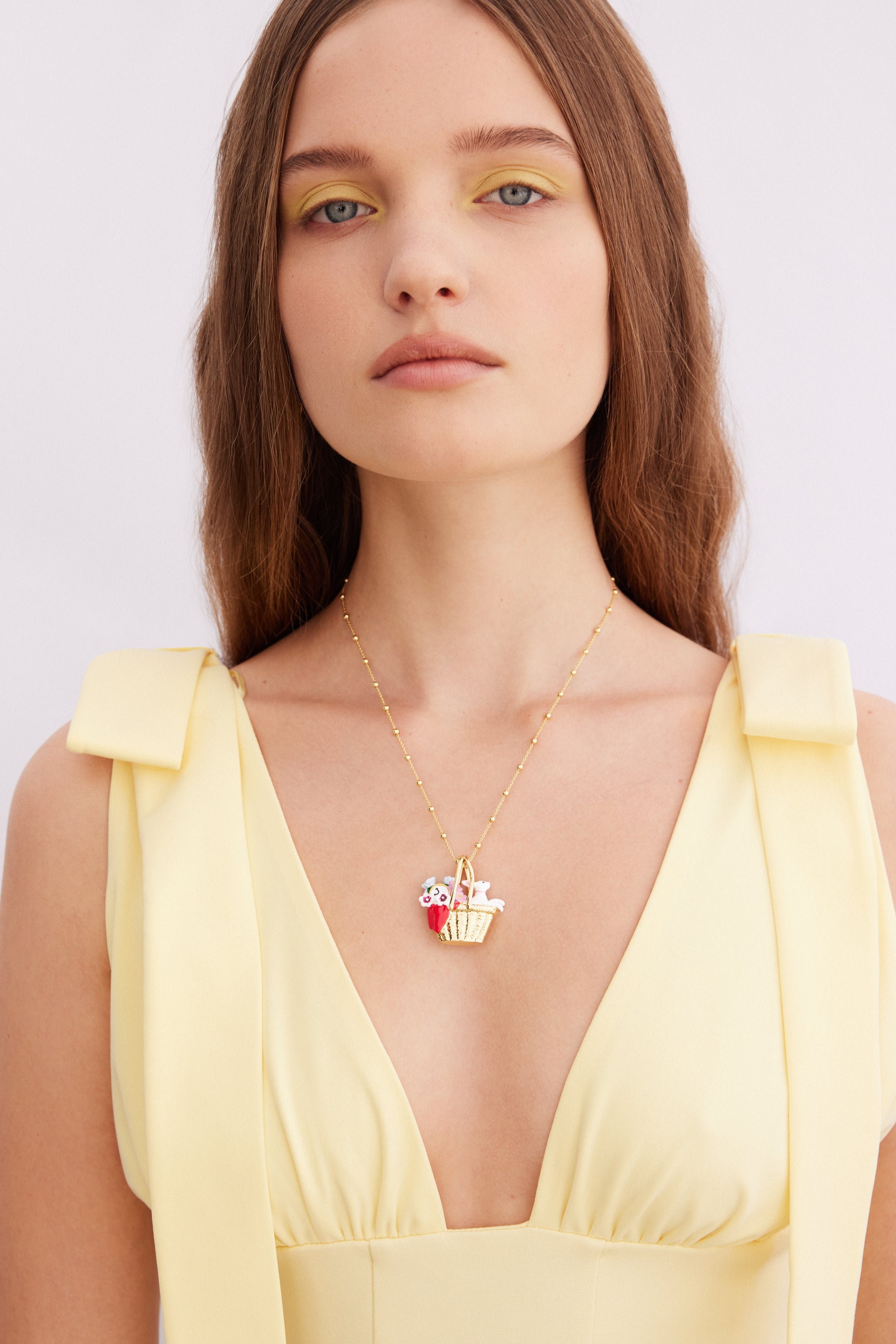 Collier lapin d'Alice et panier du Chaperon Rouge