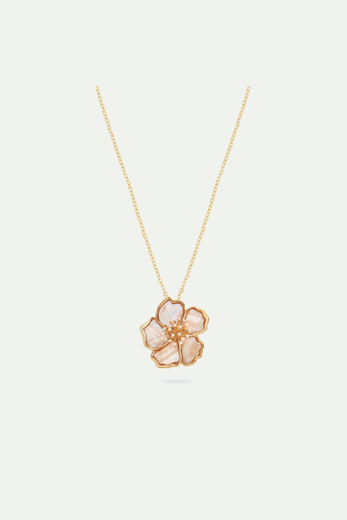 Collier pendentif fleur d'églantier en nacre
