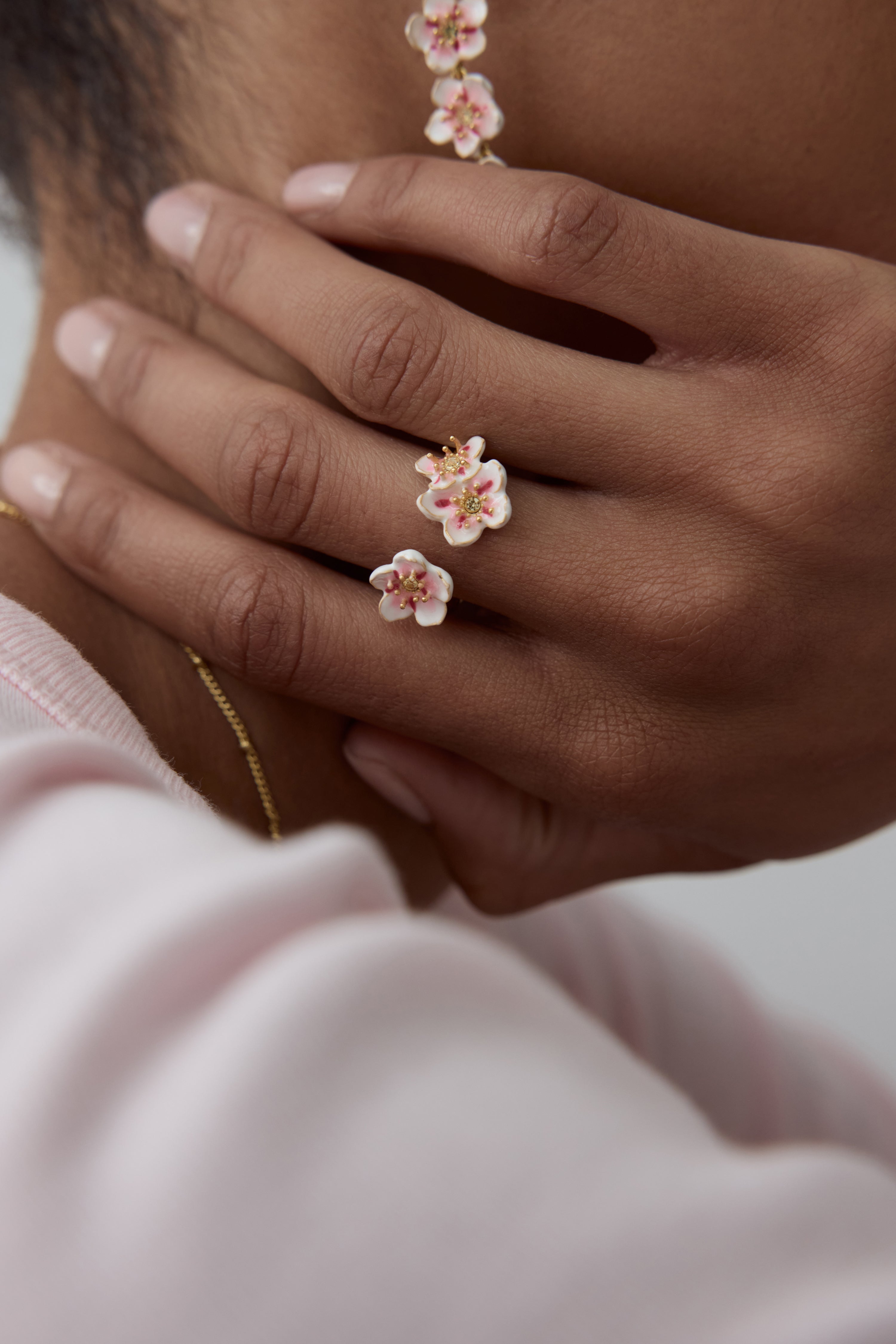 Bague ajustable mini fleurs blanches de cerisier