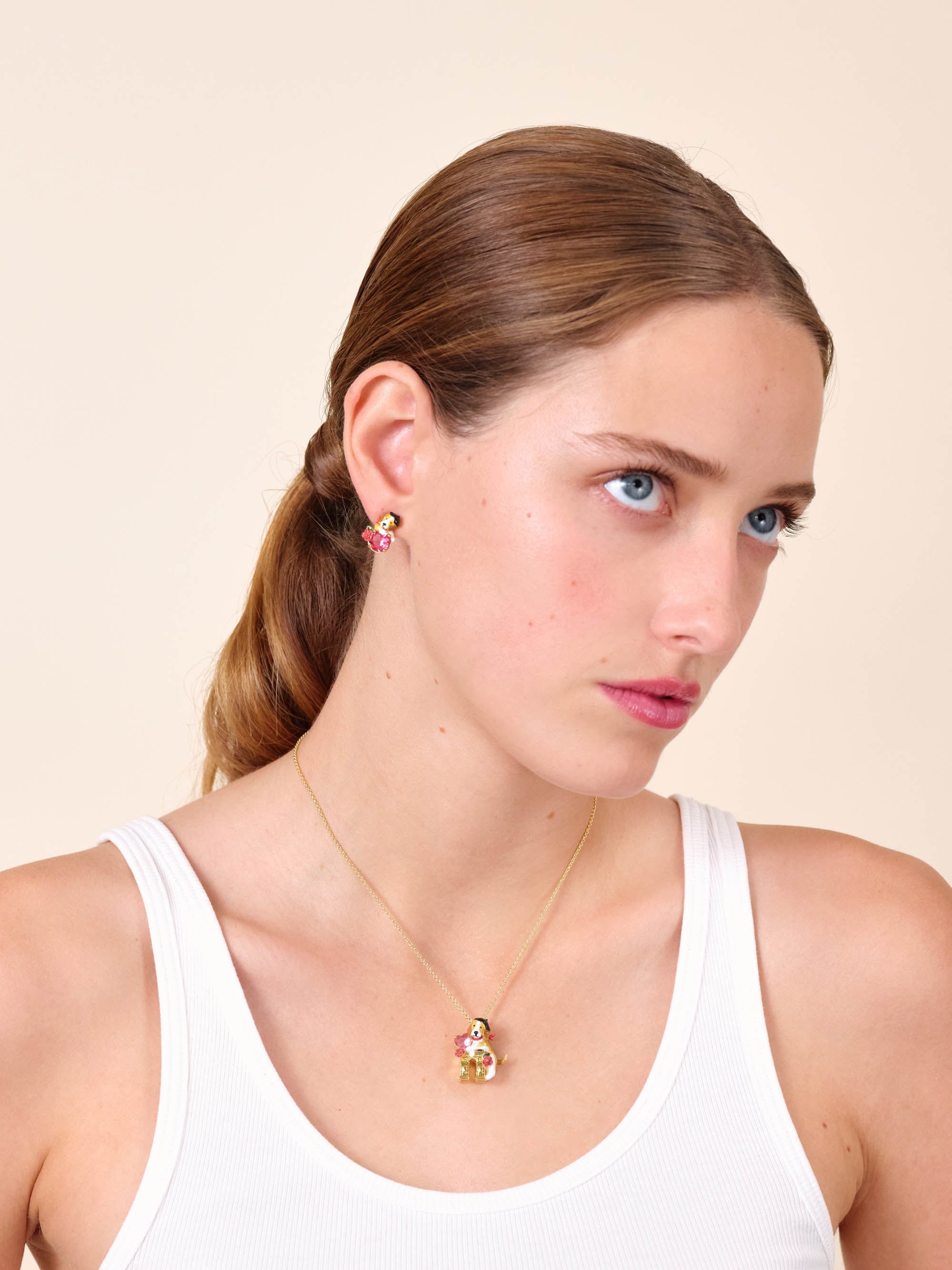 Boucles d'oreilles dormeuses beagle et pierre en verre taillé rose