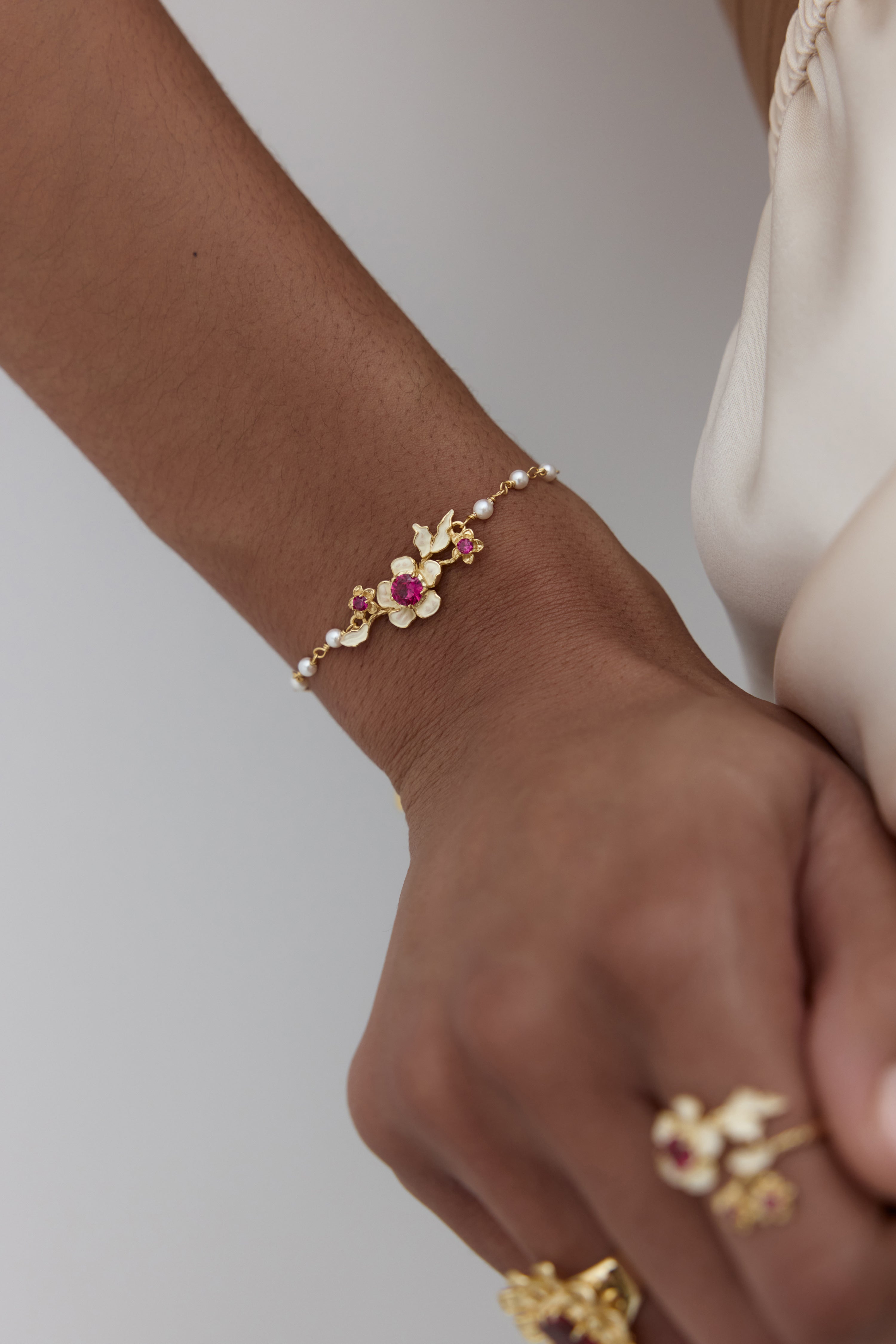 Bracelet anémones dorées, cristaux roses et perles de culture