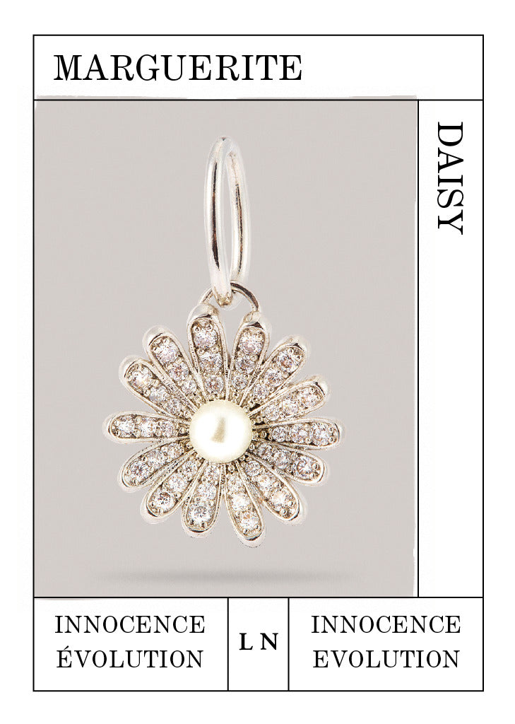 Pendentif Marguerite argentée, Innocence et Évolution