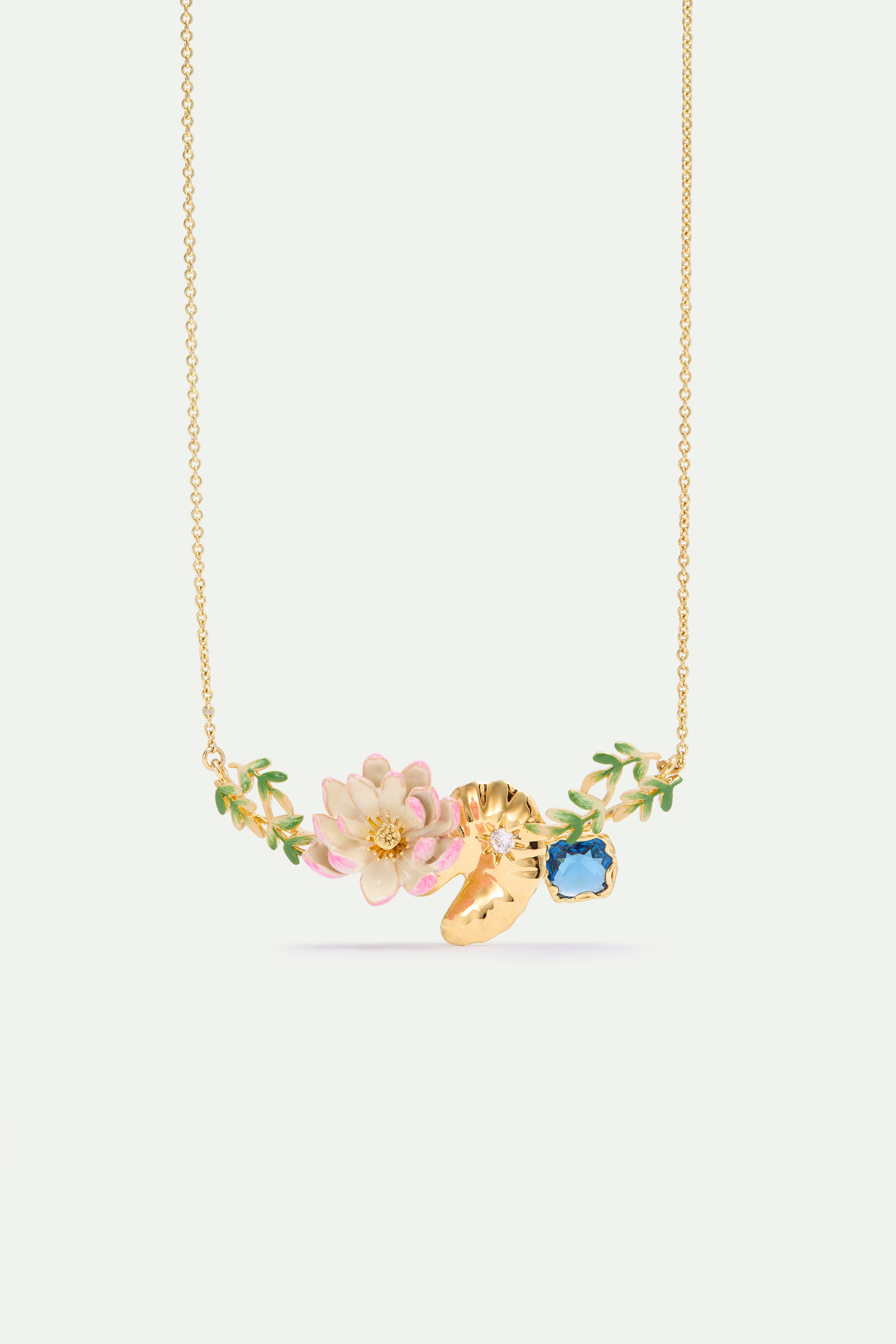 Collier plastron nymphéa rose, lotus doré, et pierre ronde bleue