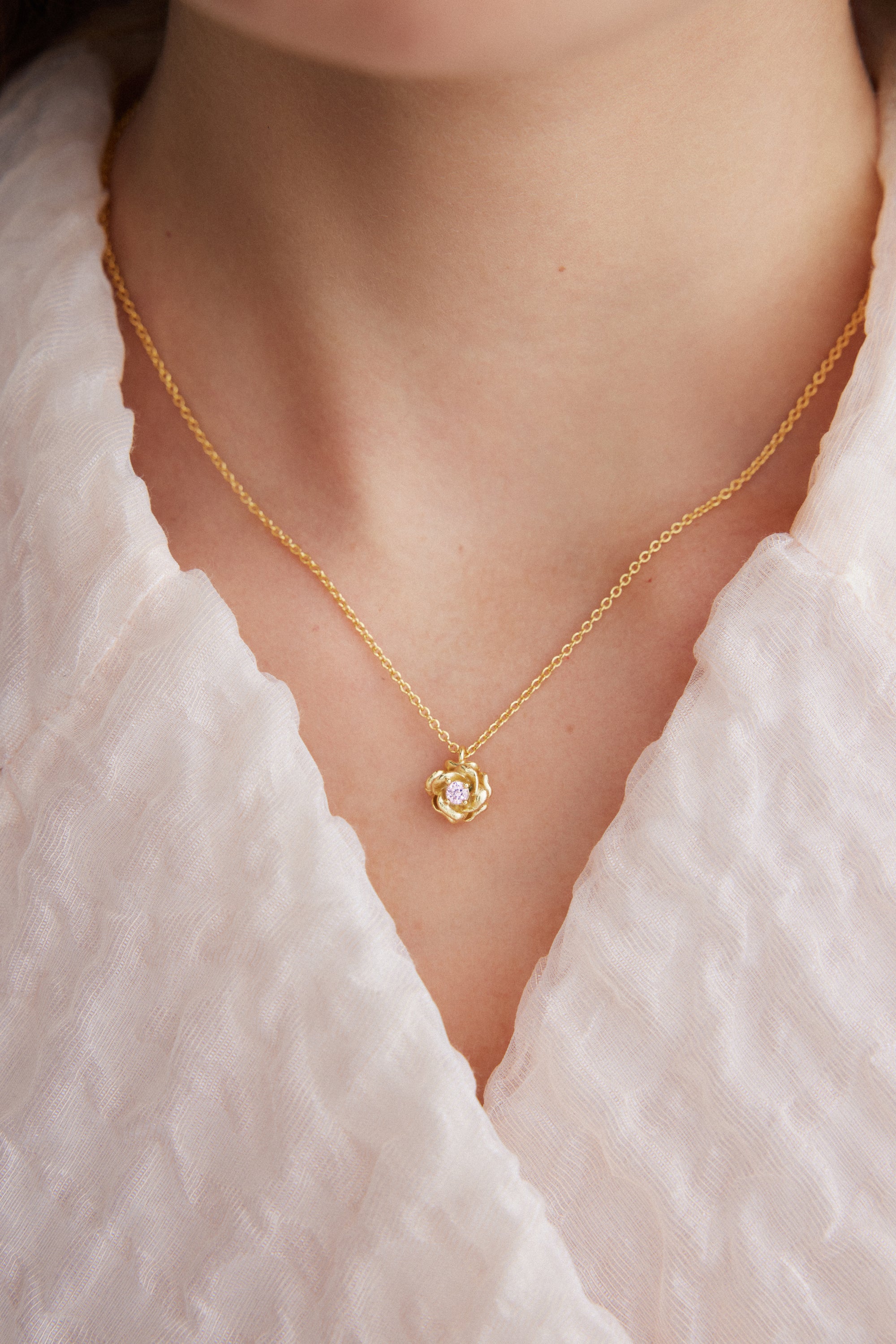 Collier pendentif rose dorée Mona Lisa et cristal rose