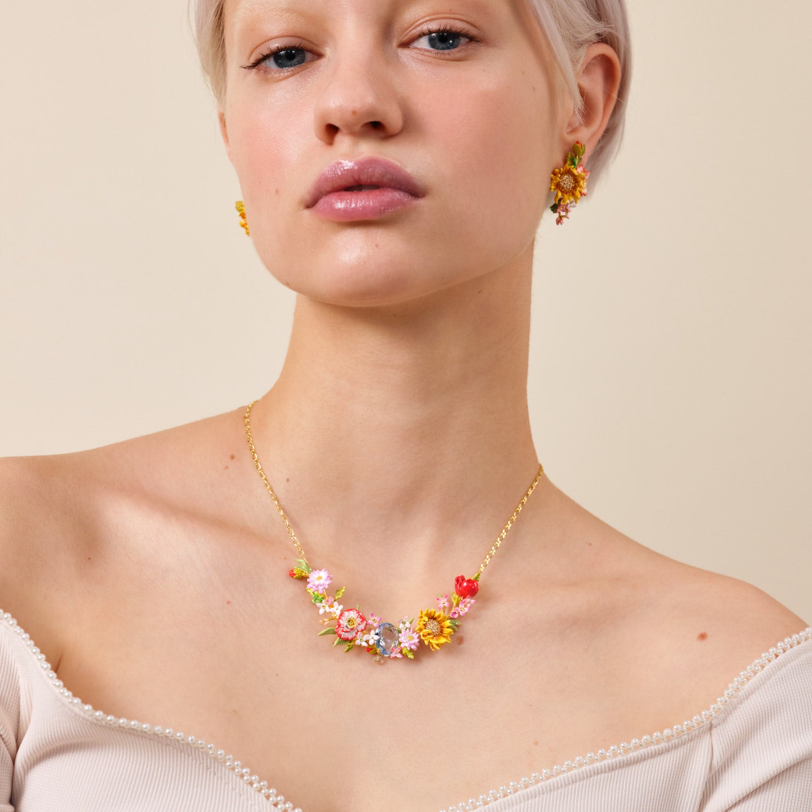 Collier plastron fleurs des champs et pierre bleue