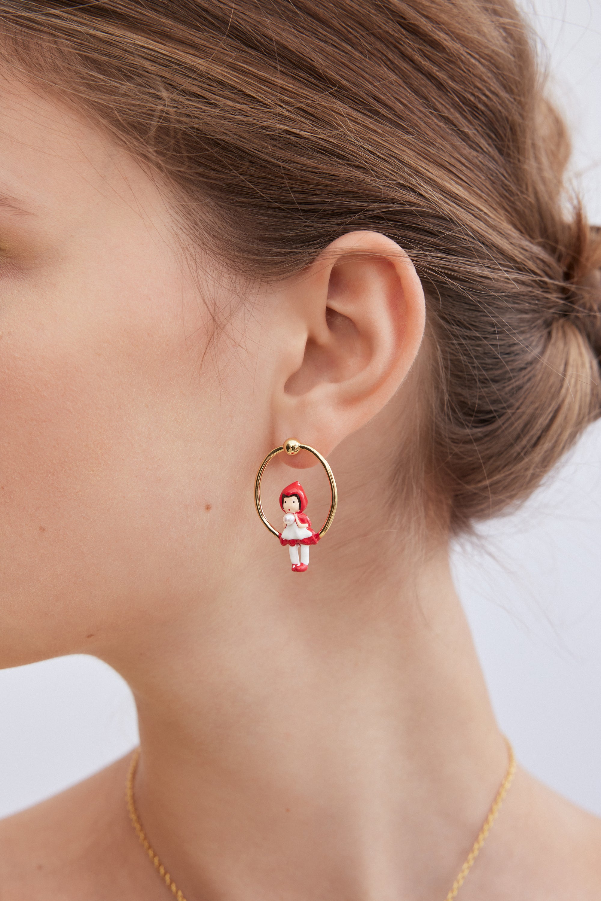 Boucles d'oreilles asymétriques créoles Alice et Chaperon Rouge